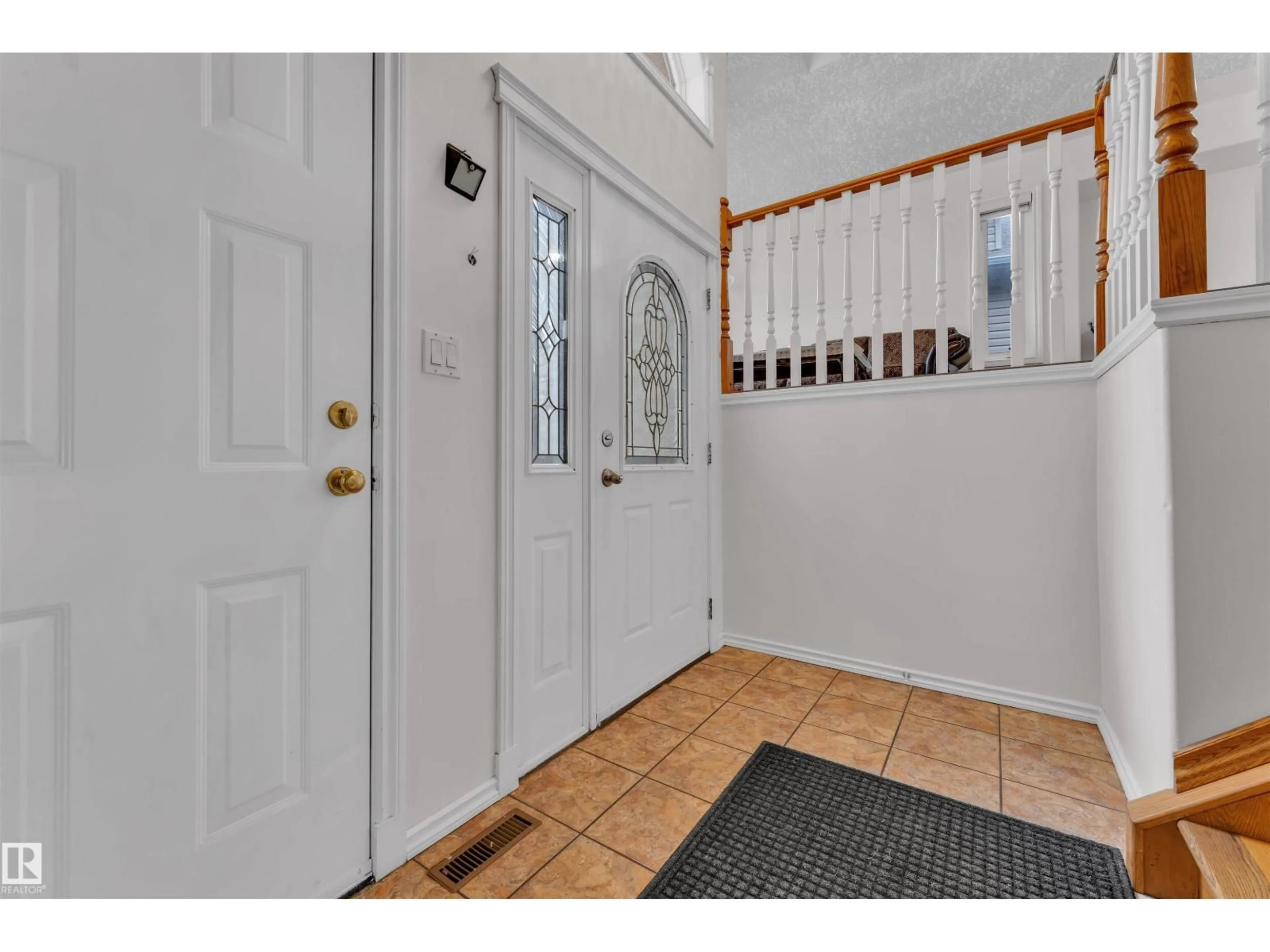 Indoor entryway for 723 KIRKNESS RD, Edmonton Alberta T5Y2Y8