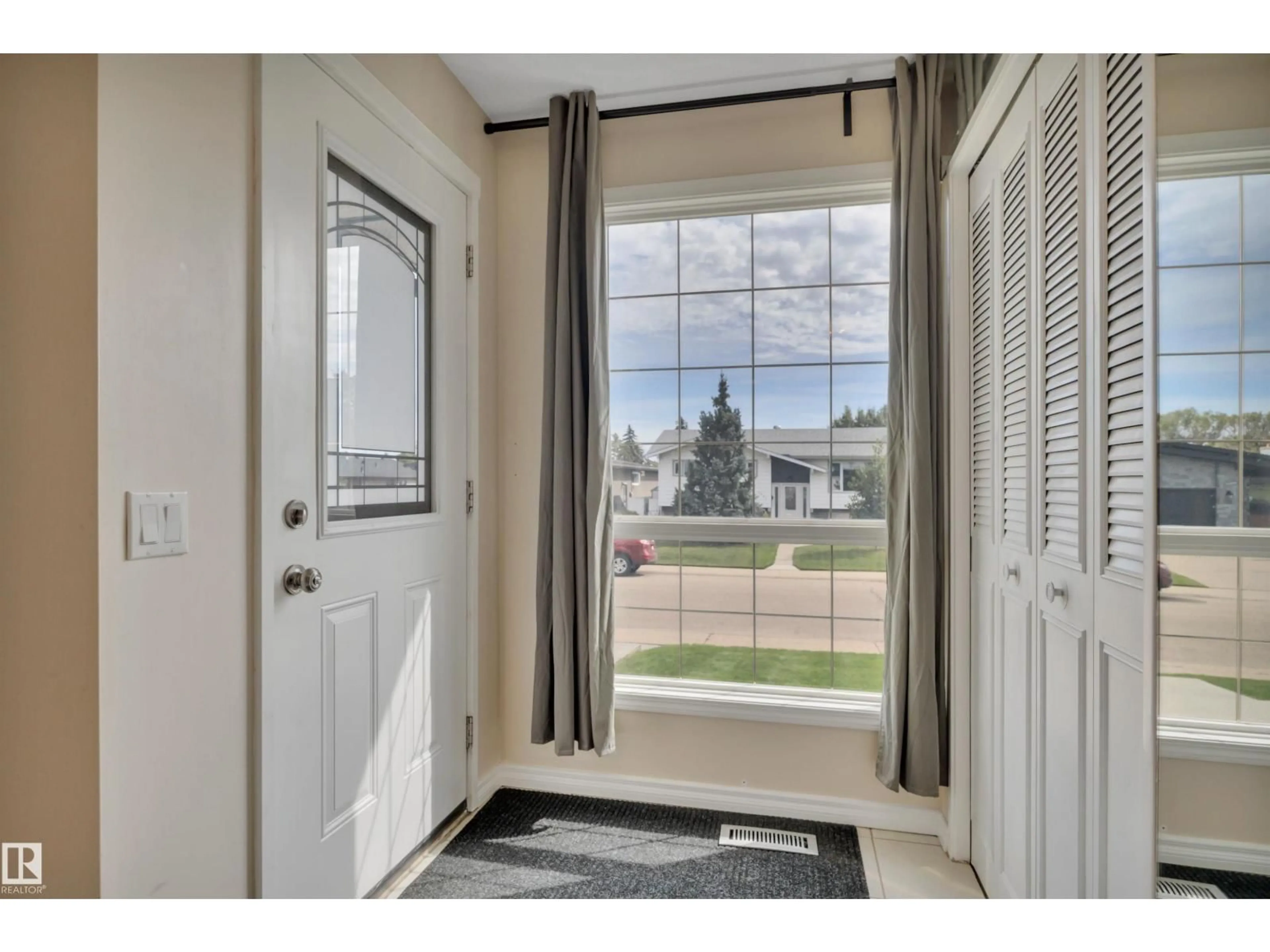 Indoor entryway for 3624 107 ST, Edmonton Alberta T6J1B1