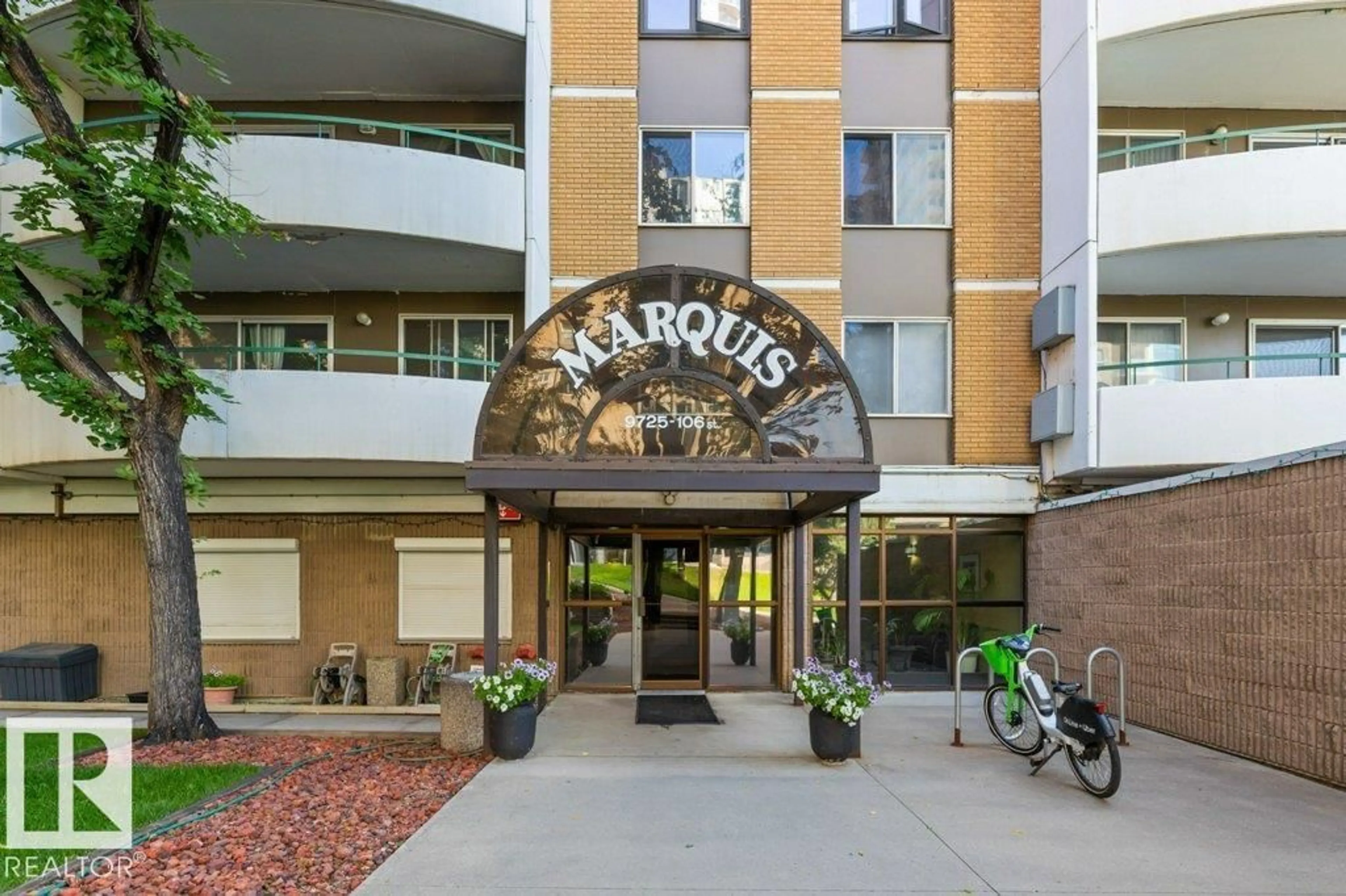 Indoor foyer for 9725 - 1204 106 ST, Edmonton Alberta T5K1B5