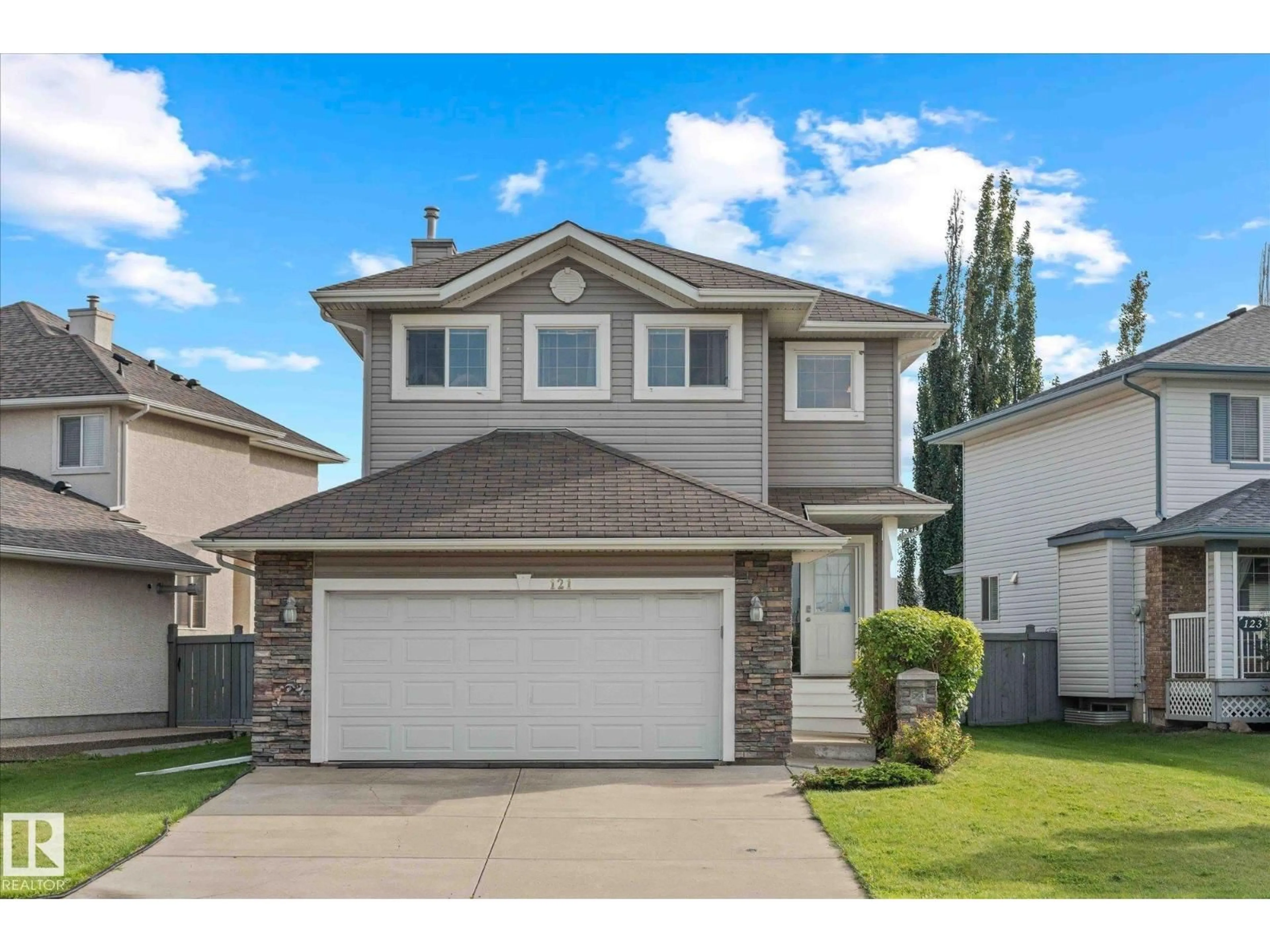 Home with vinyl exterior material, street for 121 CASTLE DR, Edmonton Alberta T5X6H1