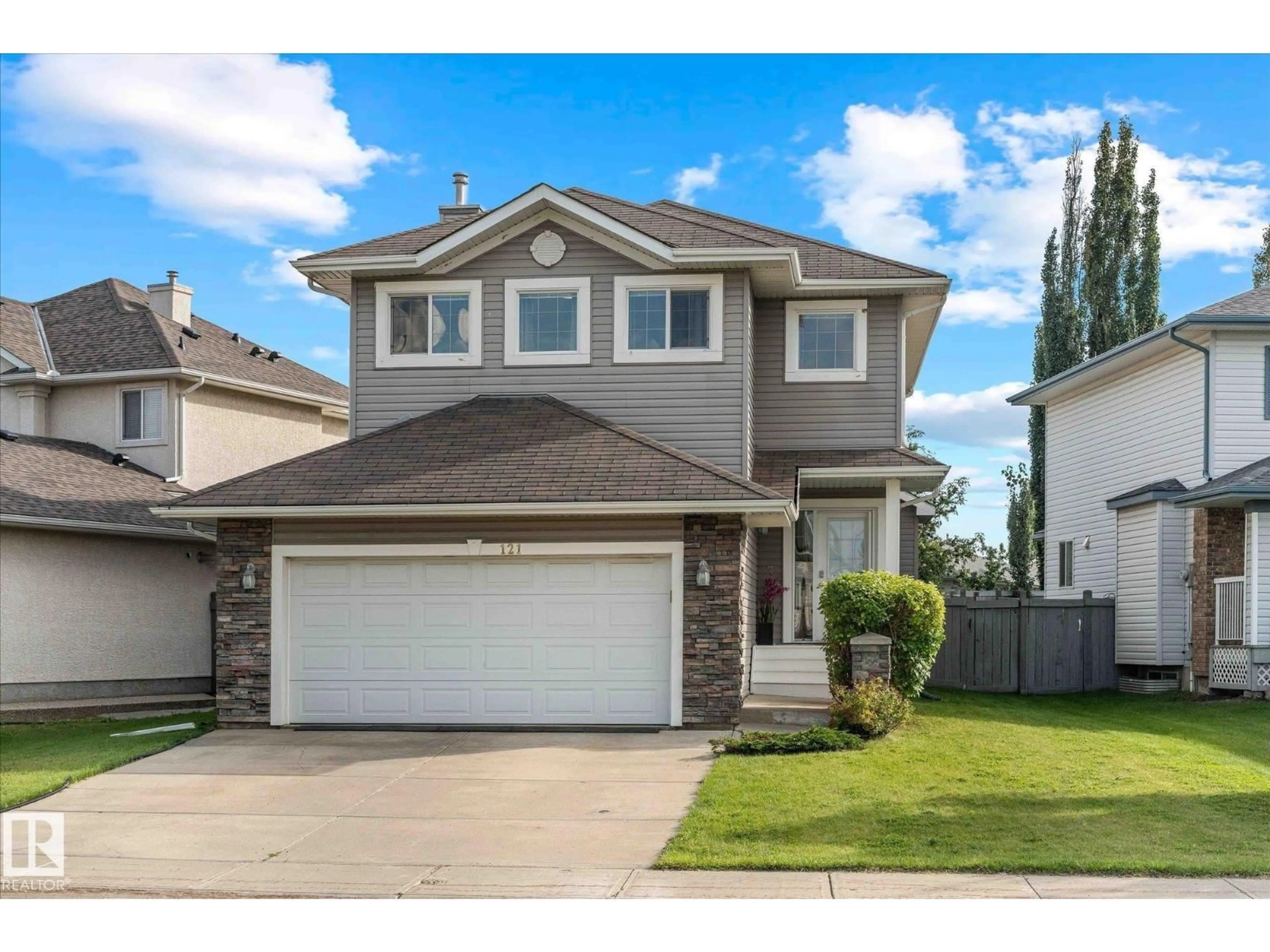 Home with vinyl exterior material, street for 121 CASTLE DR, Edmonton Alberta T5X6H1