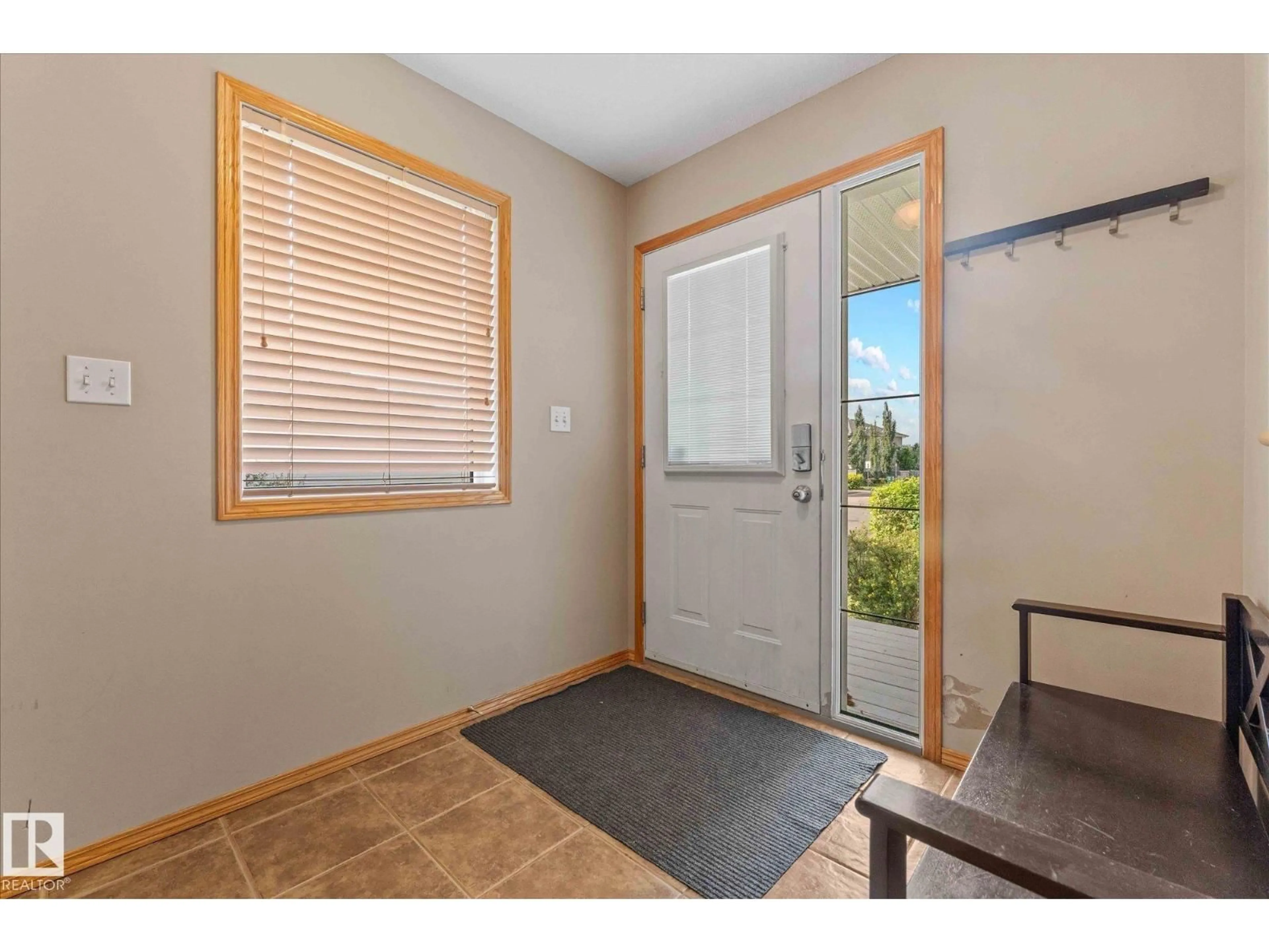 Indoor entryway for 121 CASTLE DR, Edmonton Alberta T5X6H1