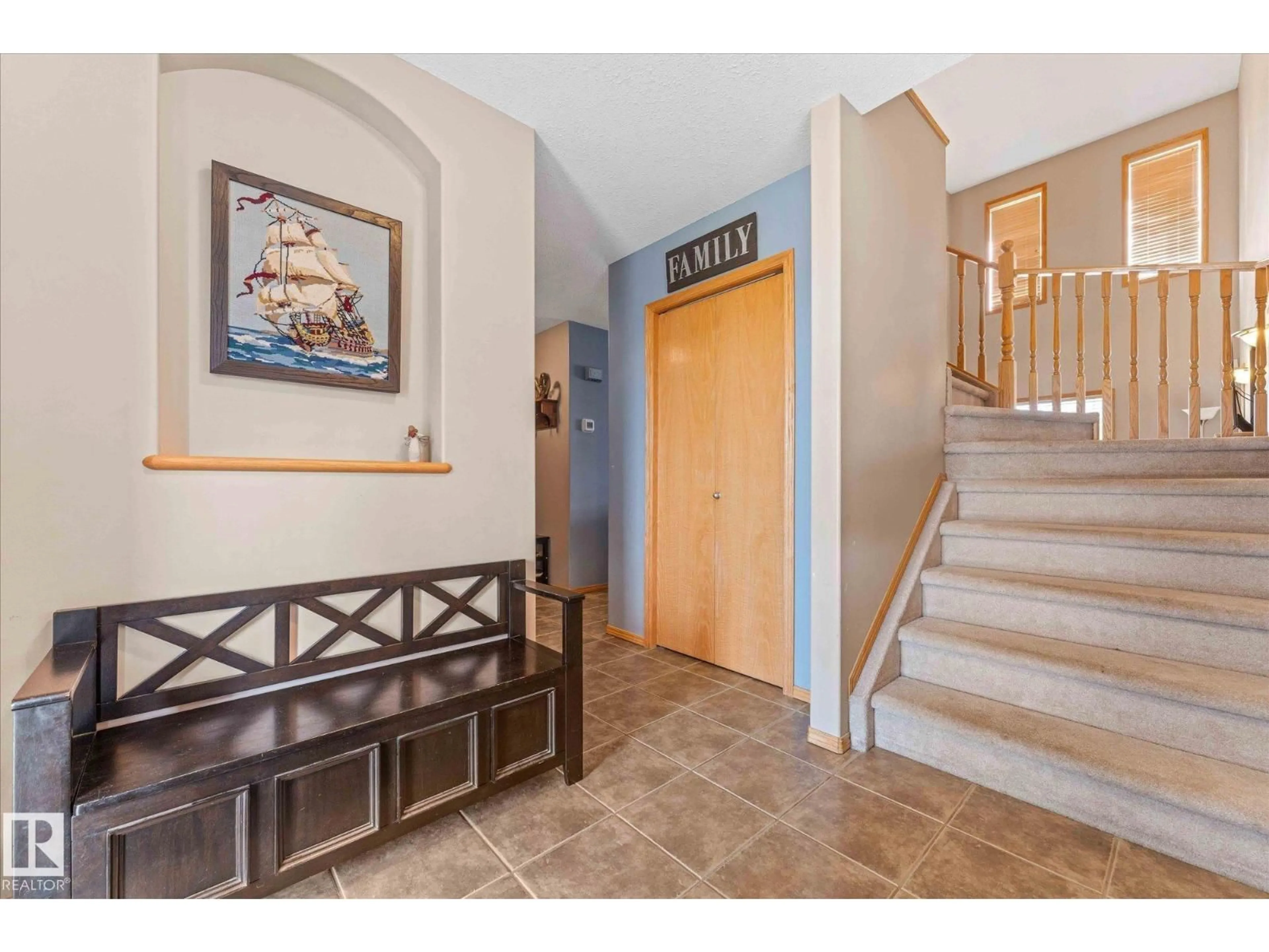 Indoor entryway for 121 CASTLE DR, Edmonton Alberta T5X6H1