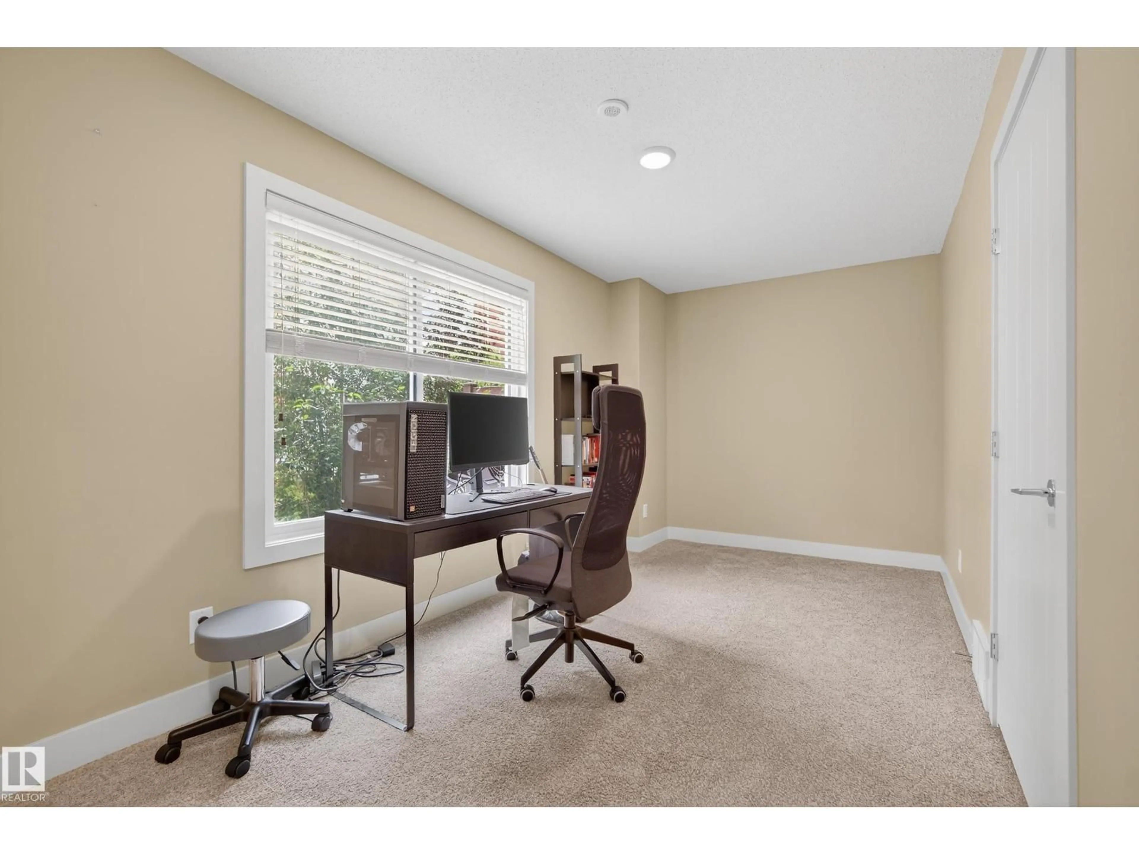 A pic of a room for #32 - 804 WELSH DR, Edmonton Alberta T6X1Y8
