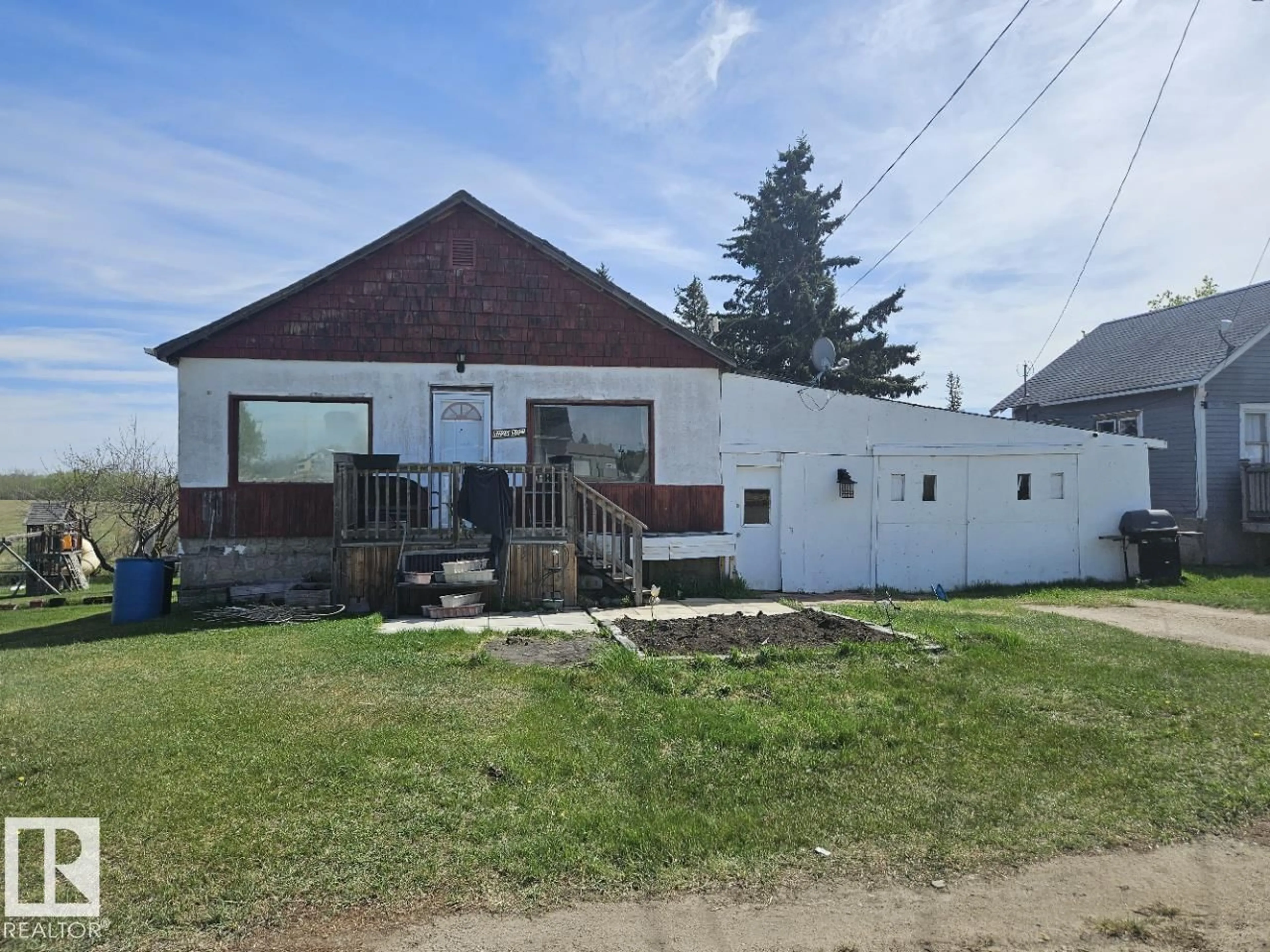 A pic from outside/outdoor area/front of a property/back of a property/a pic from drone, building for 5029 50 ST, Innisfree Alberta T0B2G0