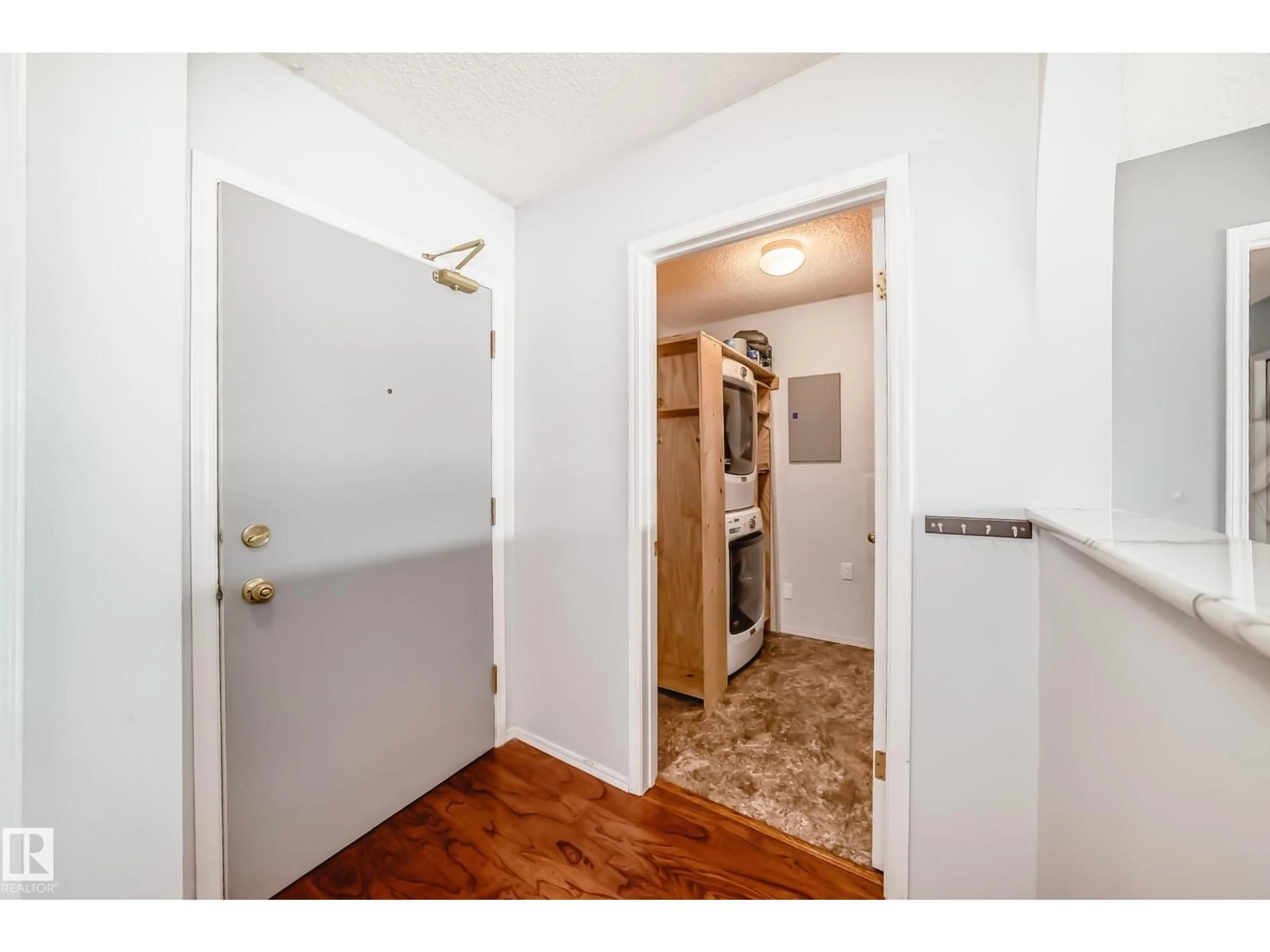 Indoor entryway for 15499 CASTLEDOWNS RD, Edmonton Alberta T5X5Y3
