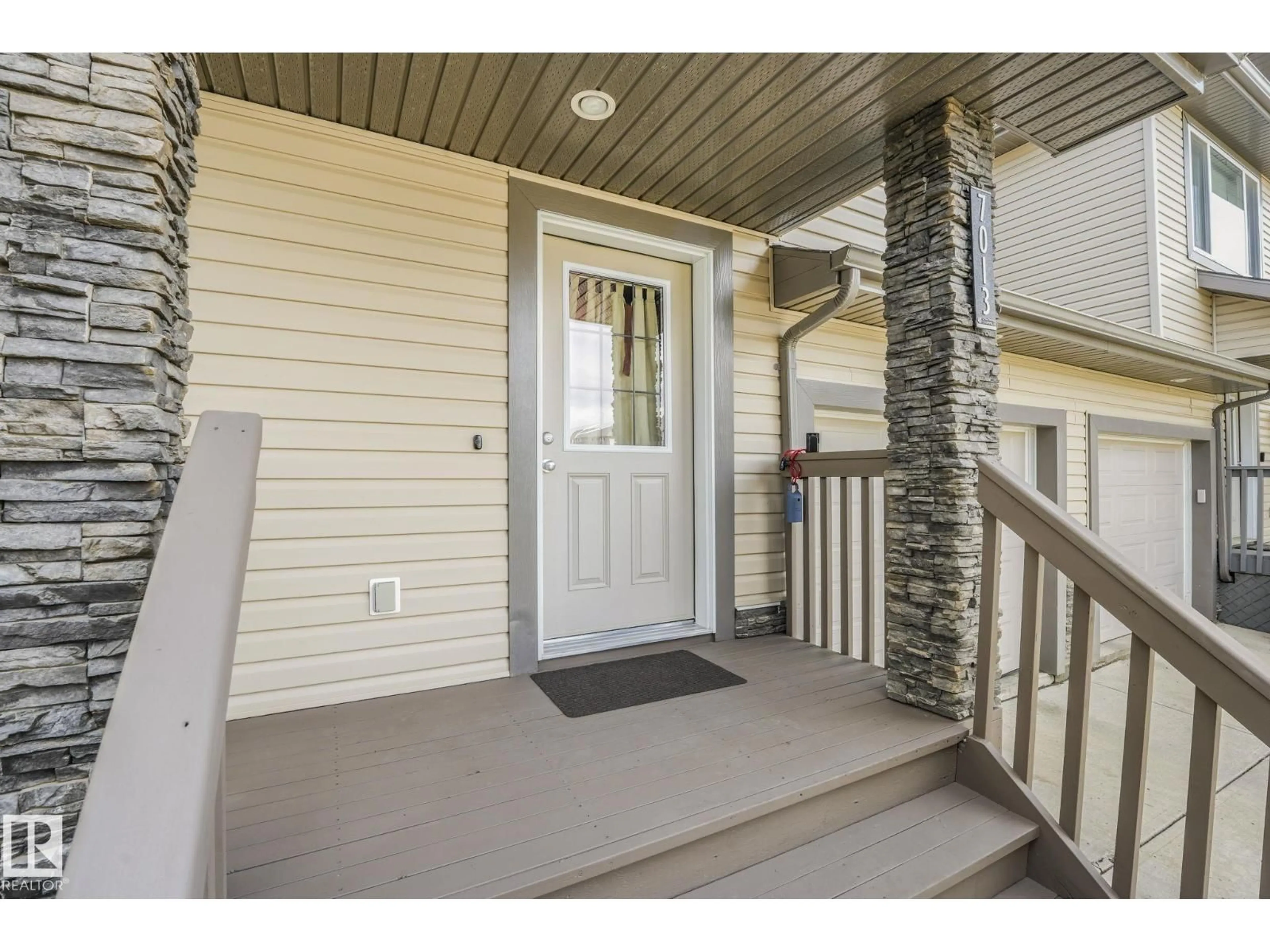 Indoor entryway for 7013 CARDINAL WY, Edmonton Alberta T6W1Z1