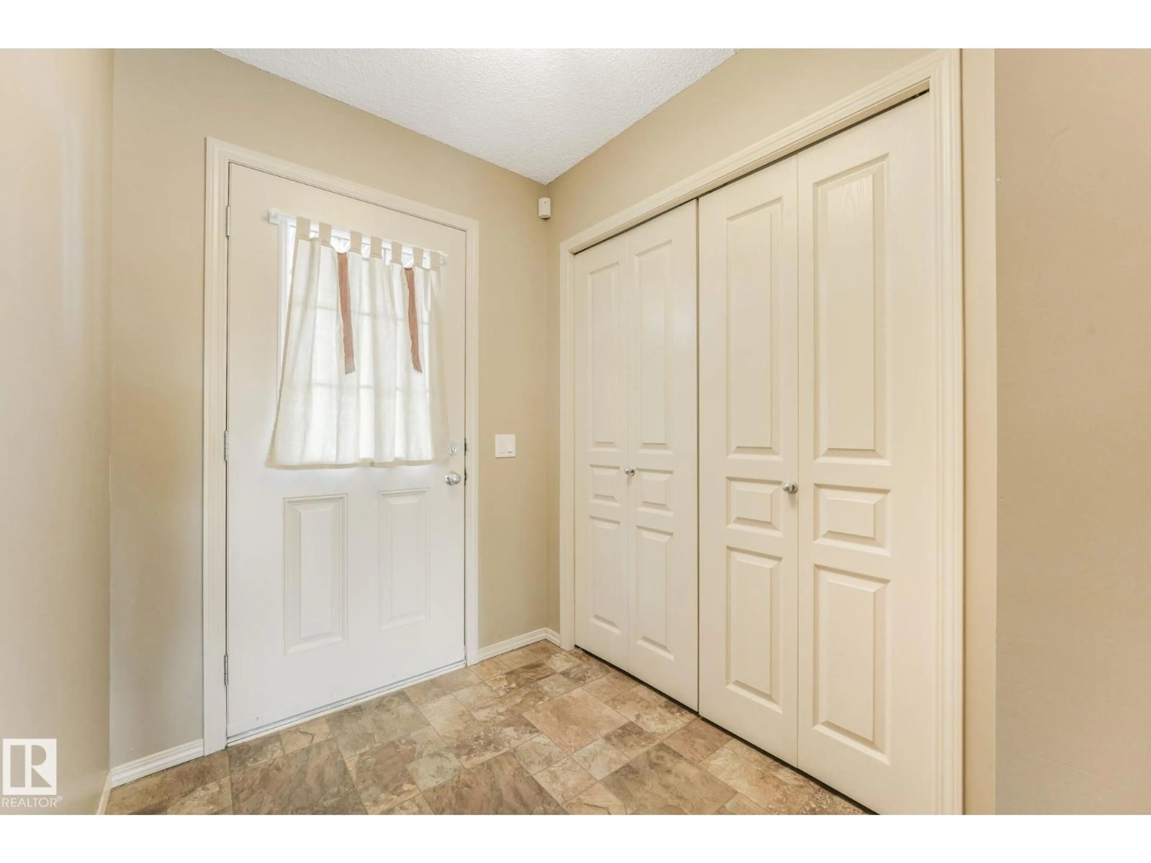 Indoor entryway for 7013 CARDINAL WY, Edmonton Alberta T6W1Z1