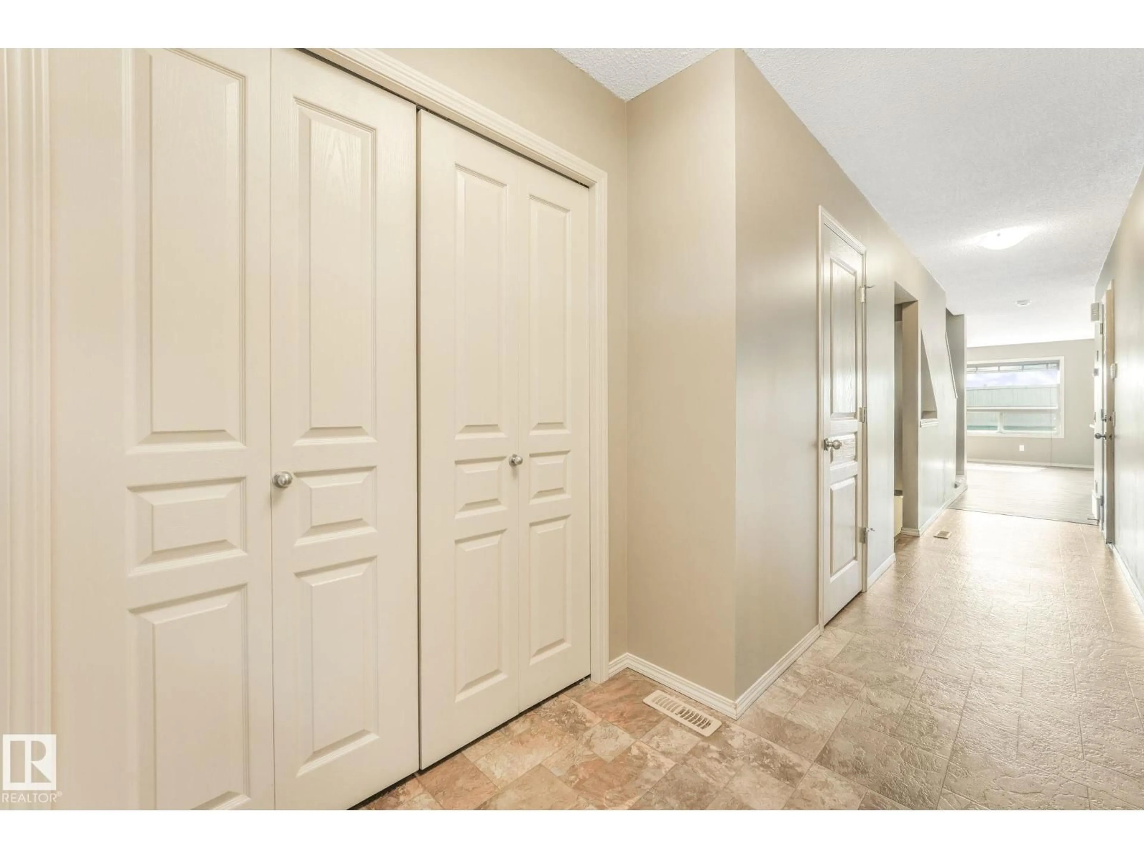 Indoor entryway for 7013 CARDINAL WY, Edmonton Alberta T6W1Z1