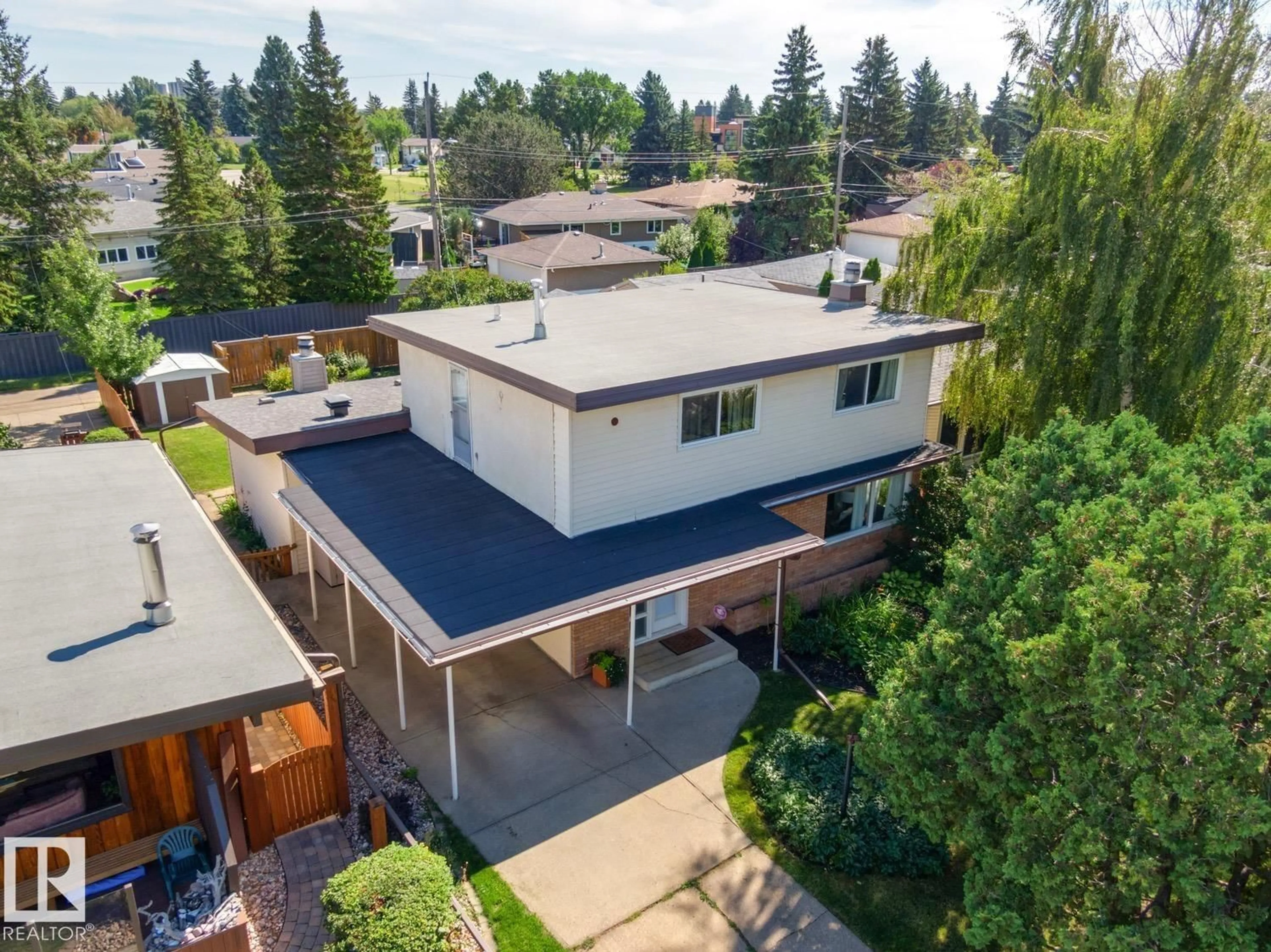 A pic from outside/outdoor area/front of a property/back of a property/a pic from drone, street for NW - 4907 114B ST, Edmonton Alberta T6H3N2