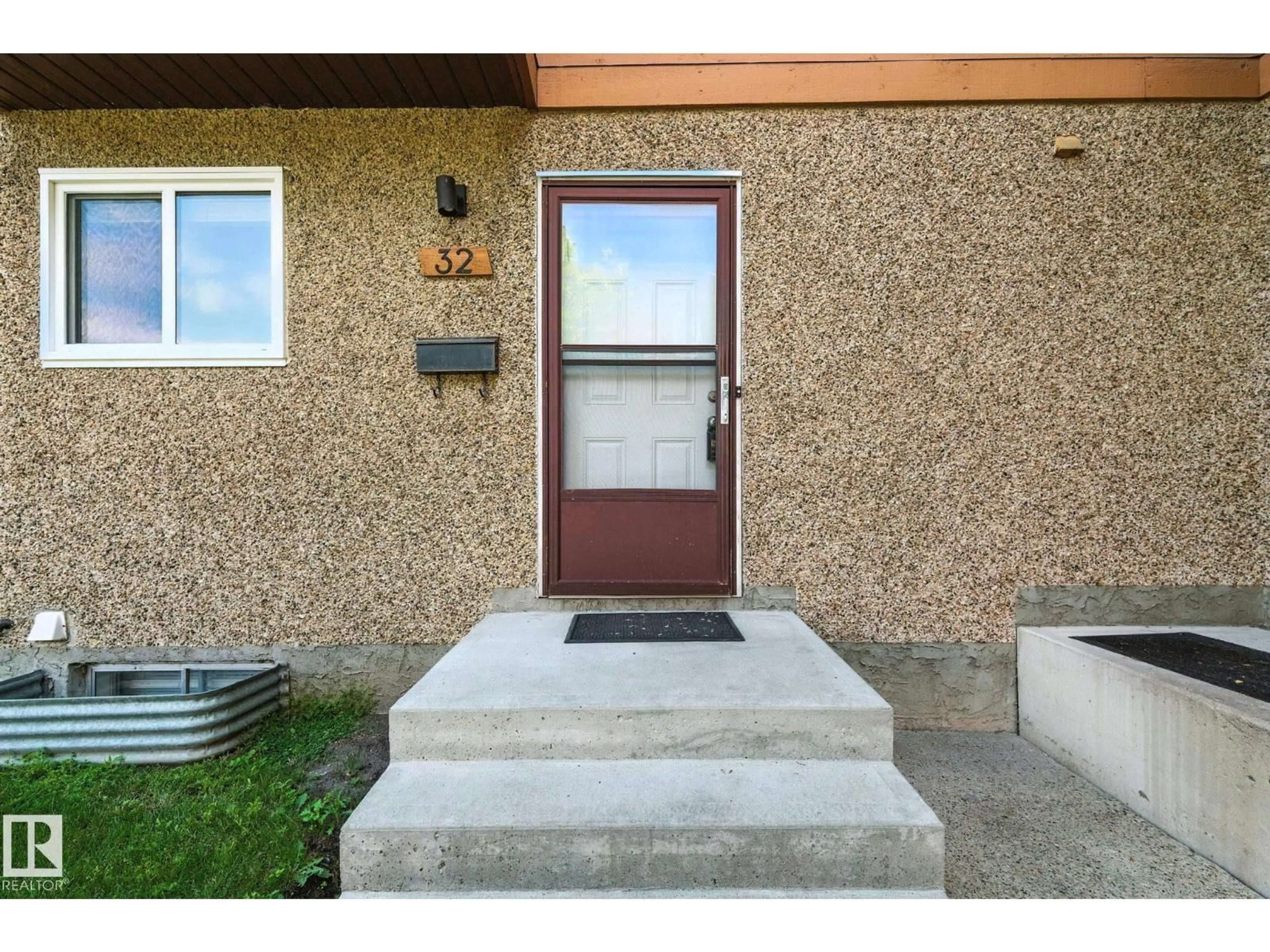 Indoor entryway for #32 - 3812 20 AV, Edmonton Alberta T6L4B2
