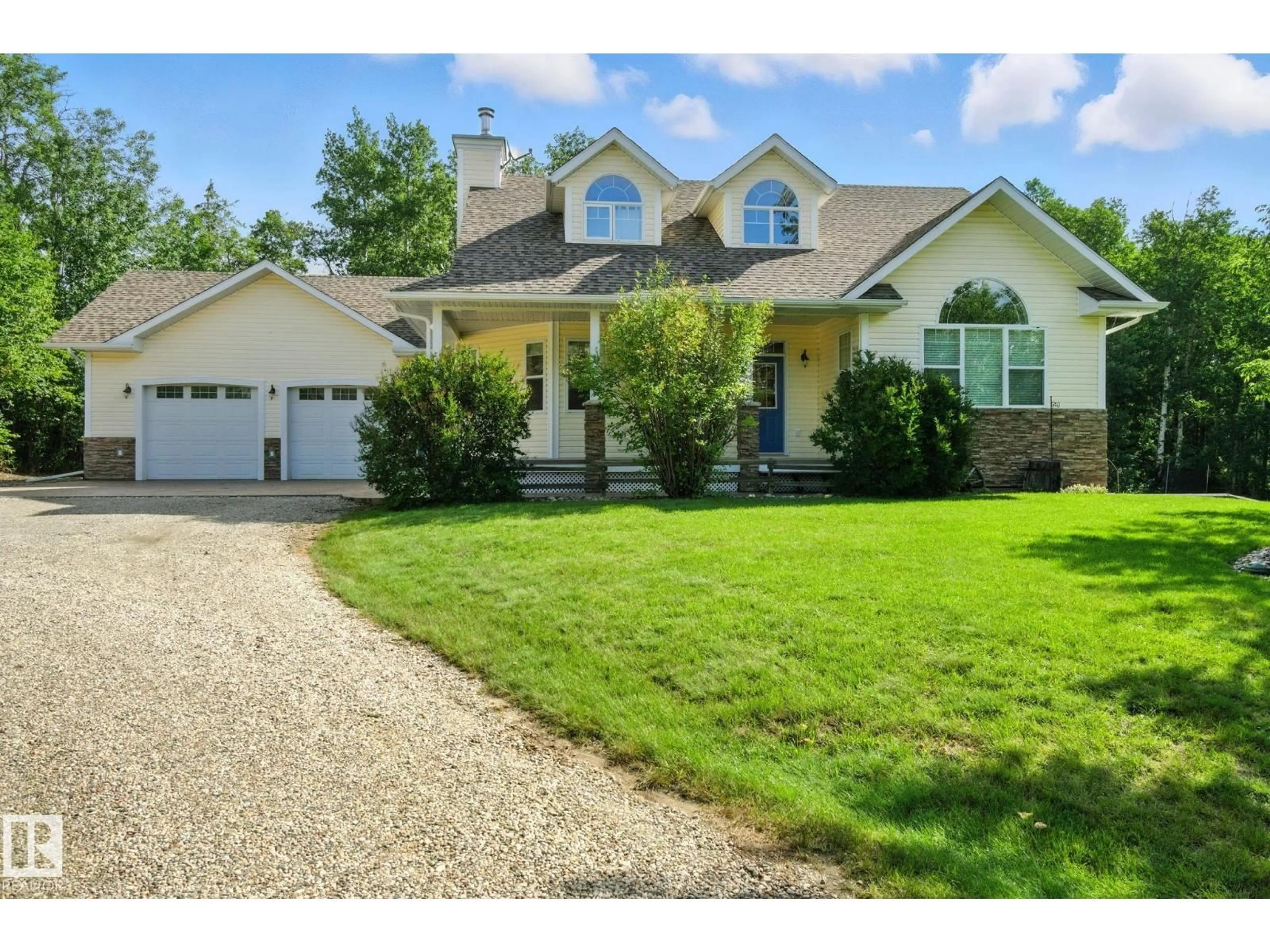 Home with vinyl exterior material, street for 102 POPLAR CRES, Rural Parkland County Alberta T7Z2V3