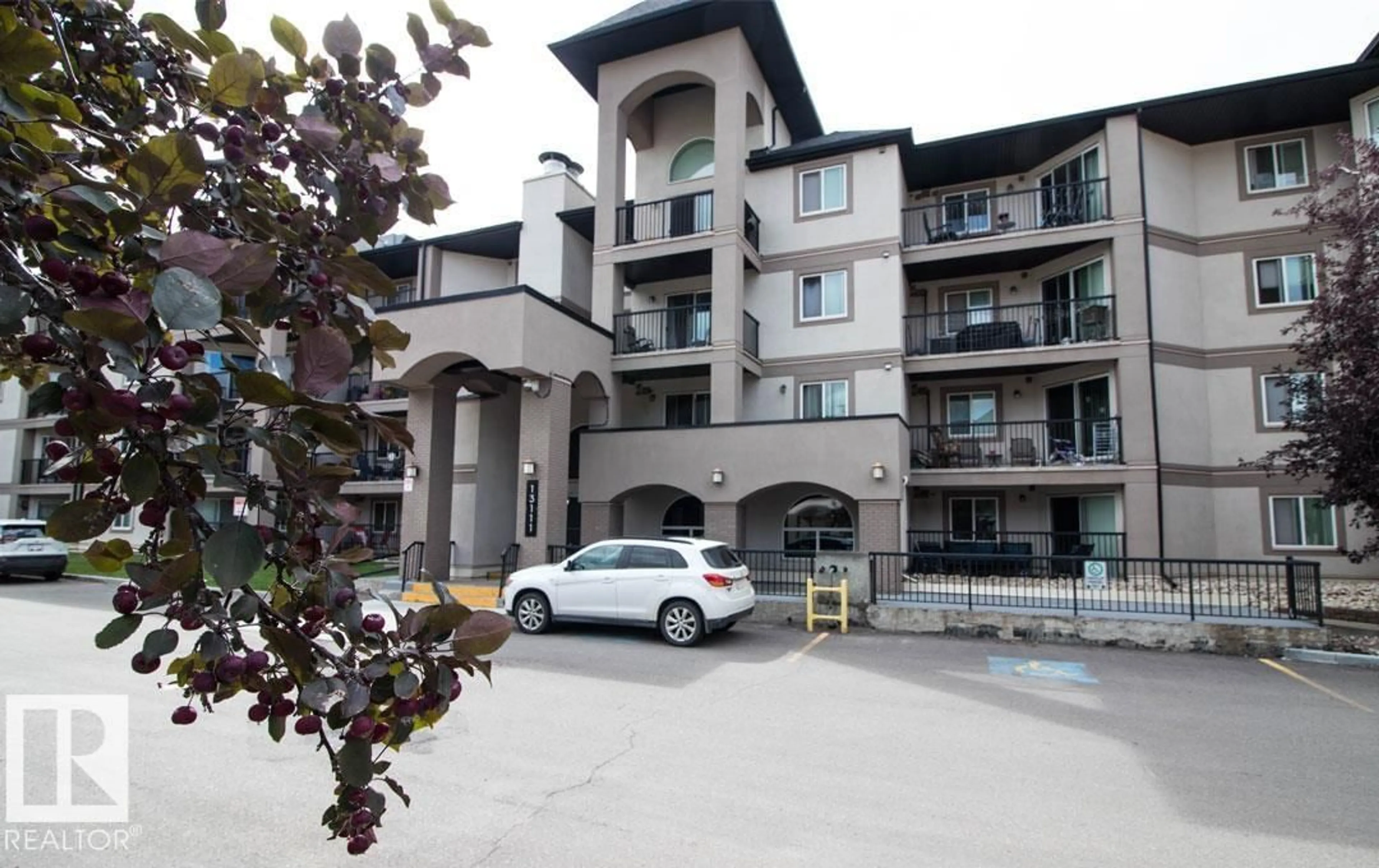 Patio, building for 418 13111 140 AV NW, Edmonton Alberta T6V0B1