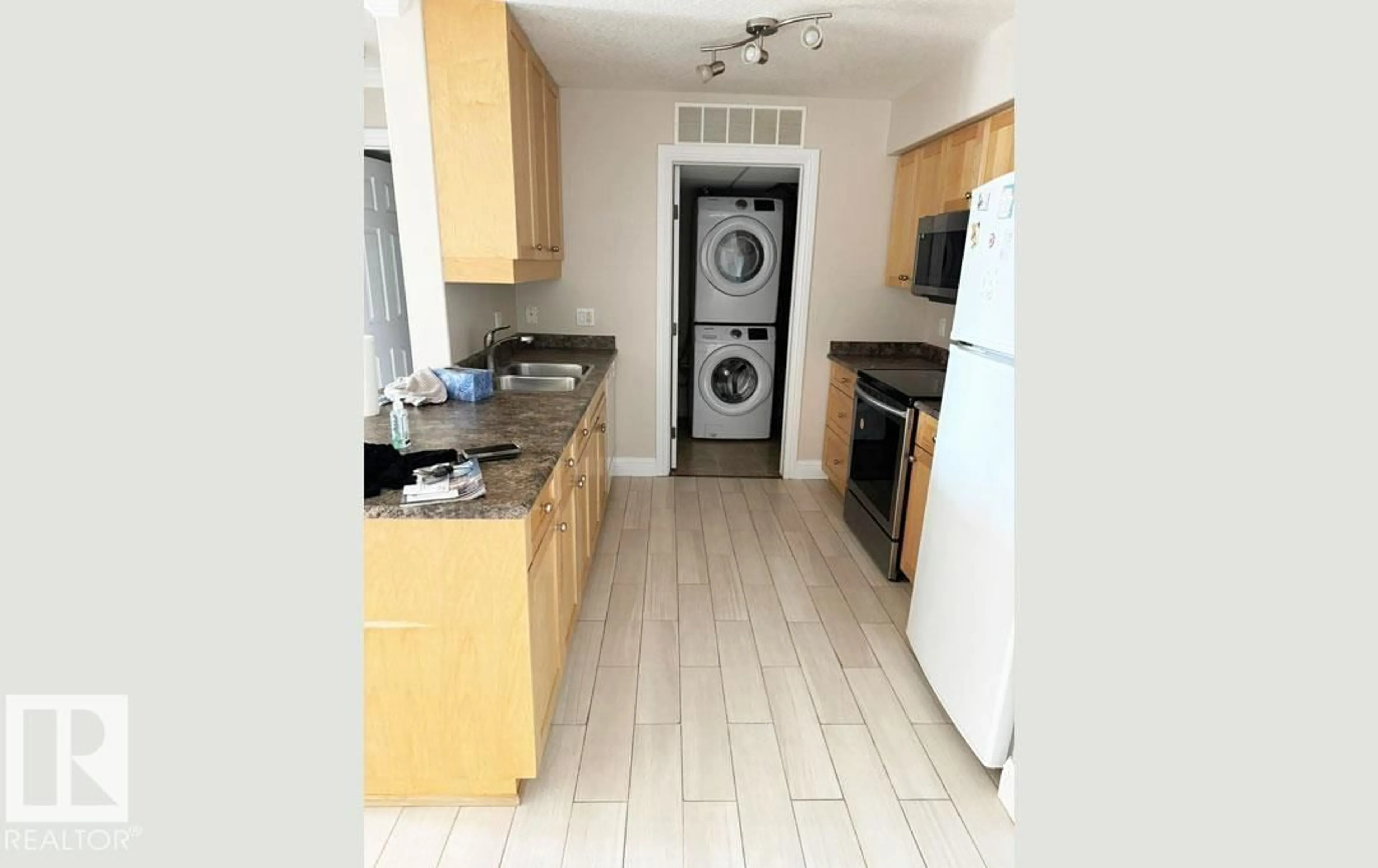 Standard kitchen, unknown for 418 13111 140 AV NW, Edmonton Alberta T6V0B1