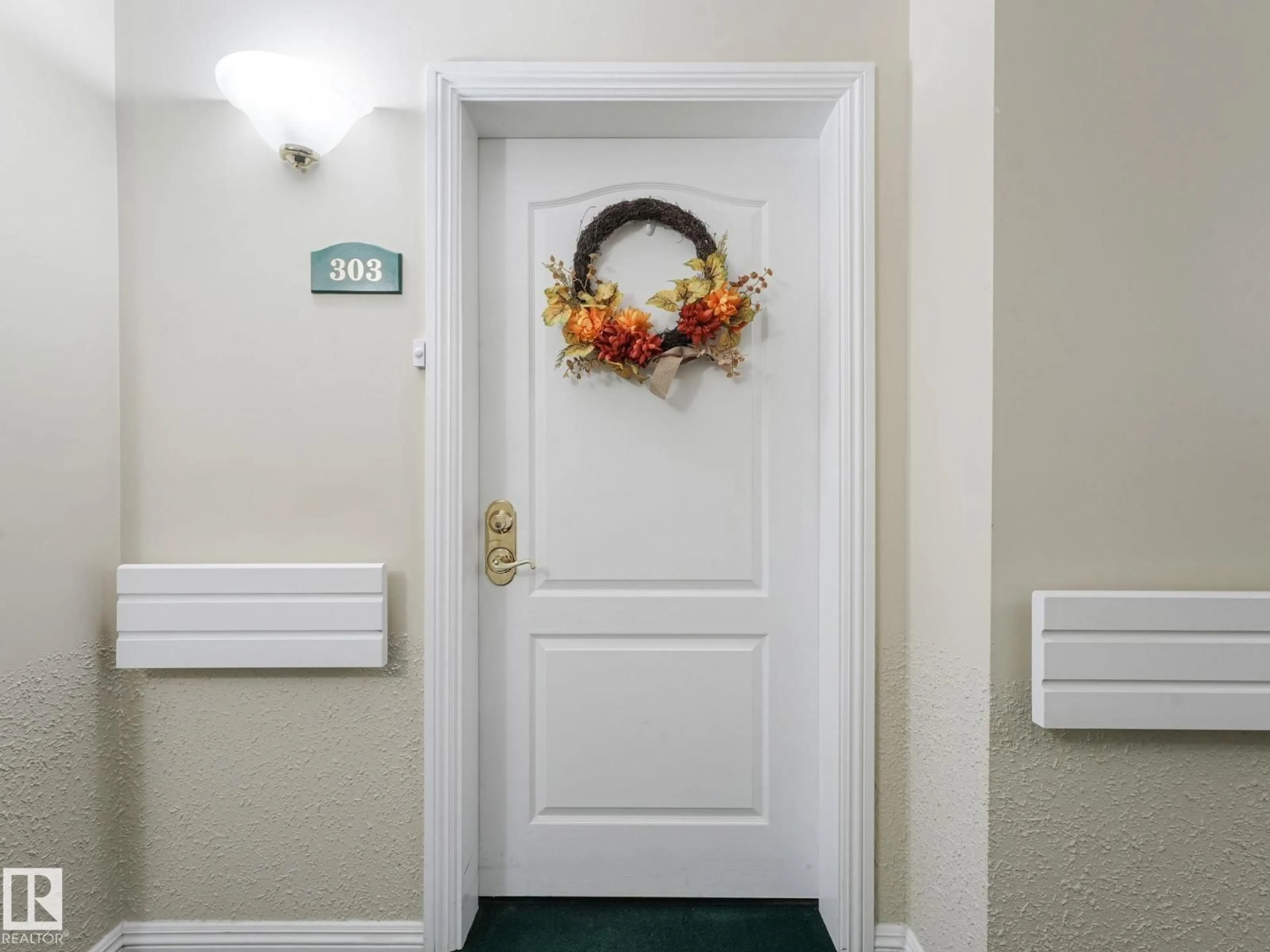 Indoor entryway for 6220 - 303 FULTON RD, Edmonton Alberta T6A3T4