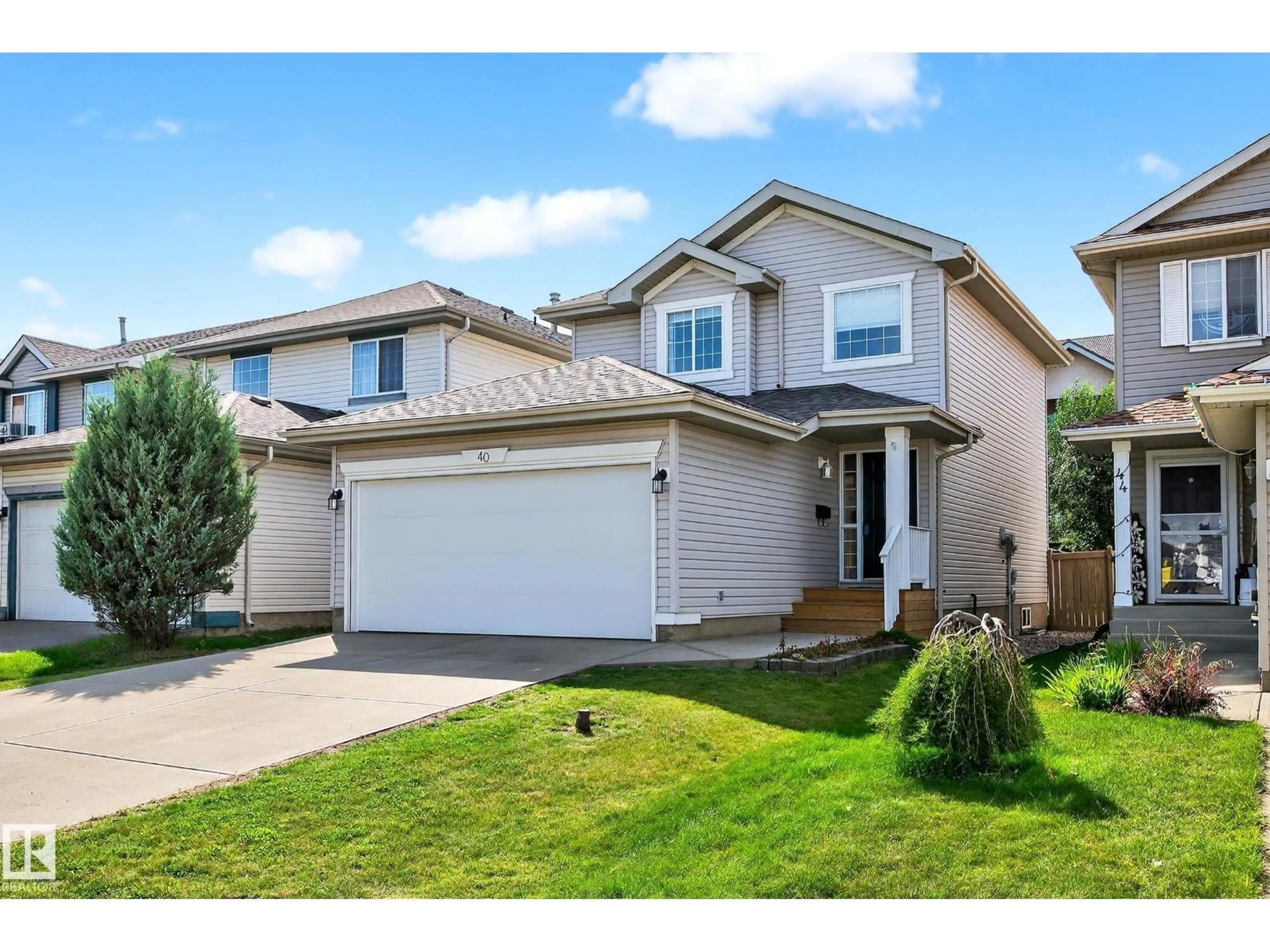 Home with vinyl exterior material, street for 40 BRIGHTON BA, Sherwood Park Alberta T8H2C3