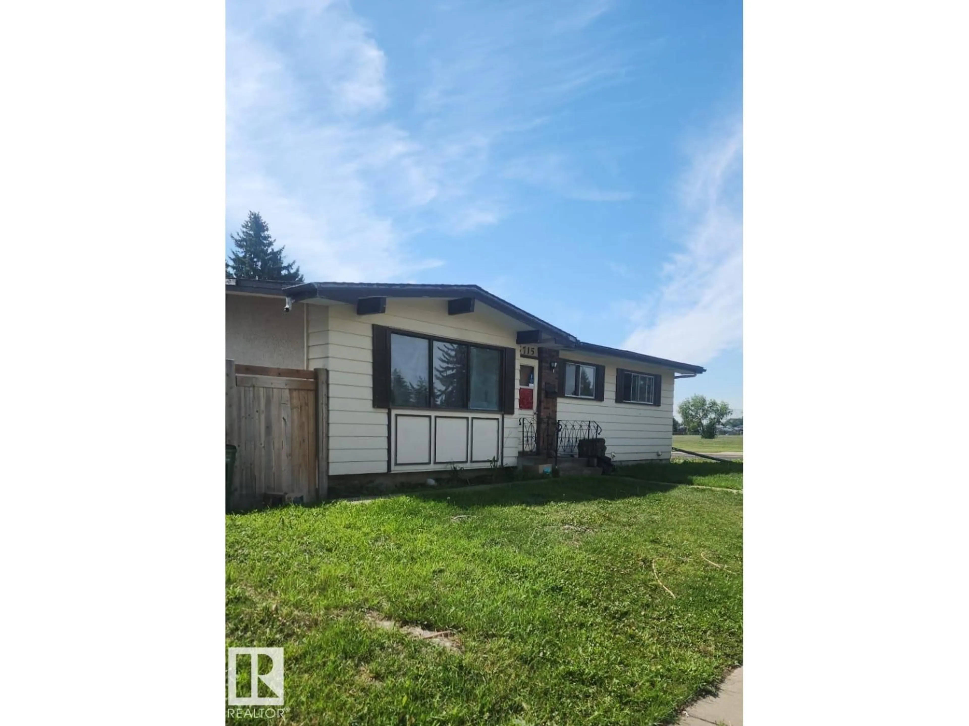 Home with vinyl exterior material, unknown for 5715 139 AV, Edmonton Alberta T5A1E8