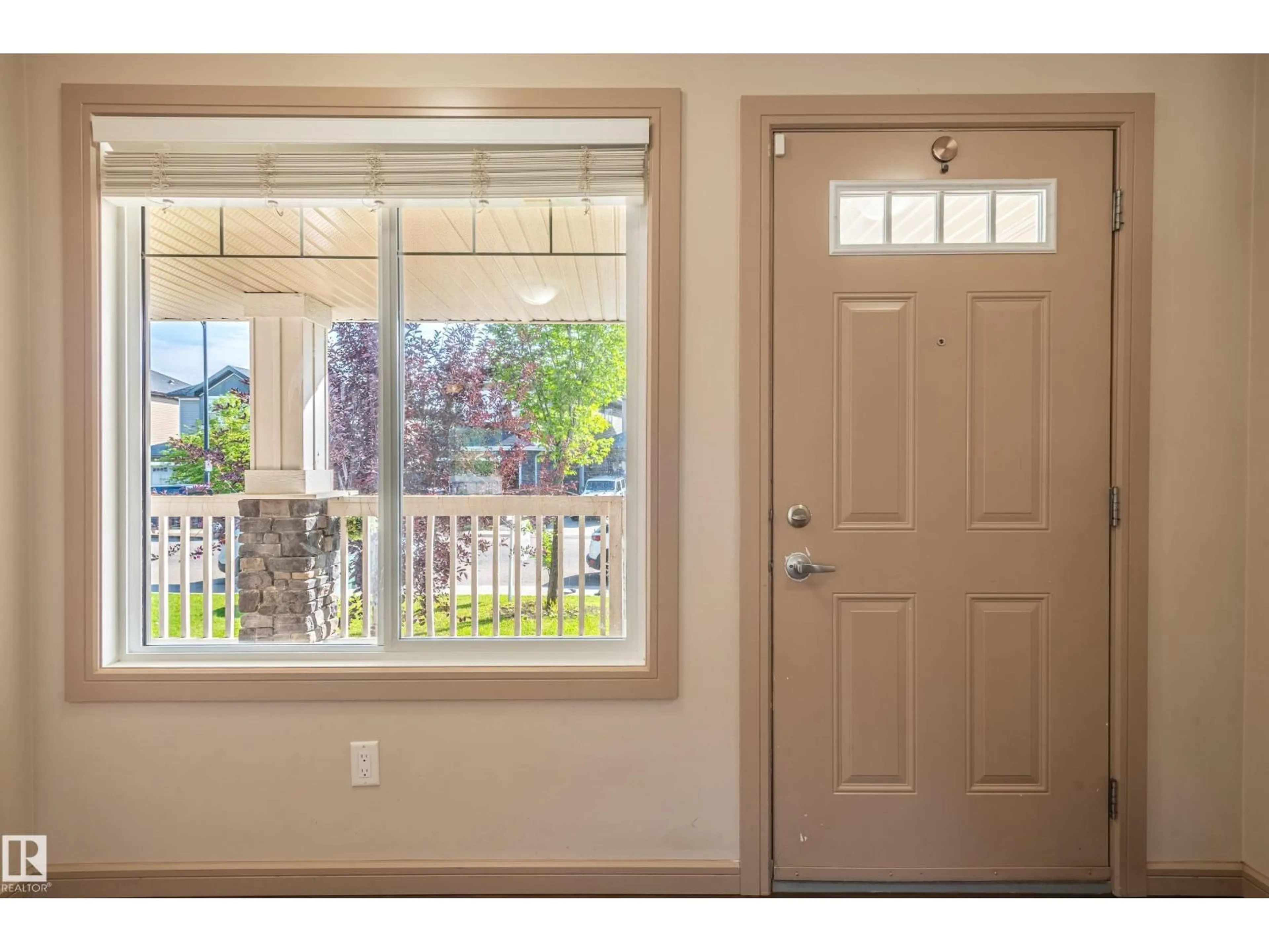 Indoor entryway for 1020 175 ST, Edmonton Alberta T6W1Z7
