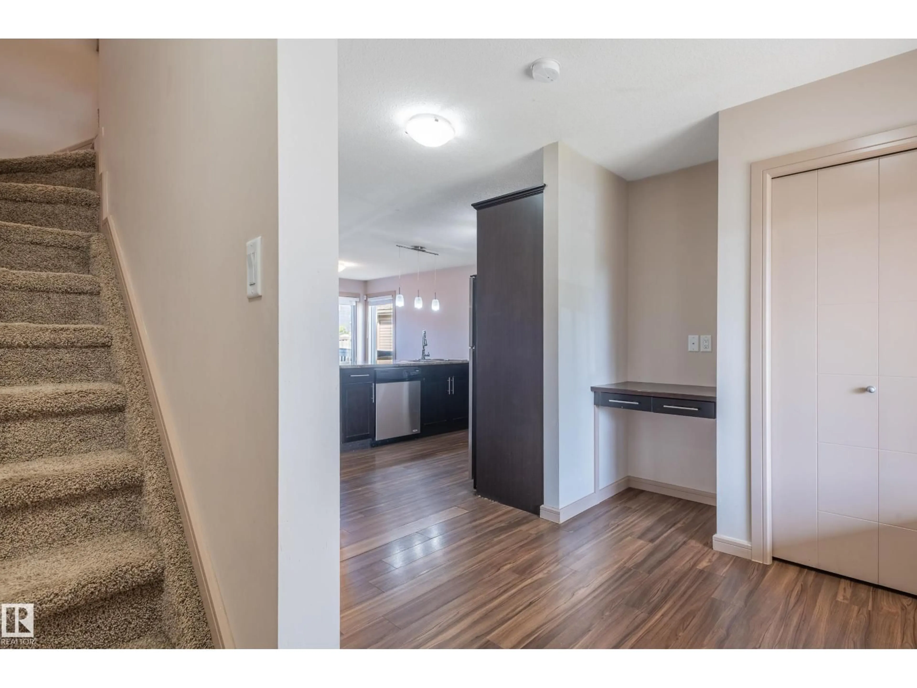 Indoor entryway for 1020 175 ST, Edmonton Alberta T6W1Z7