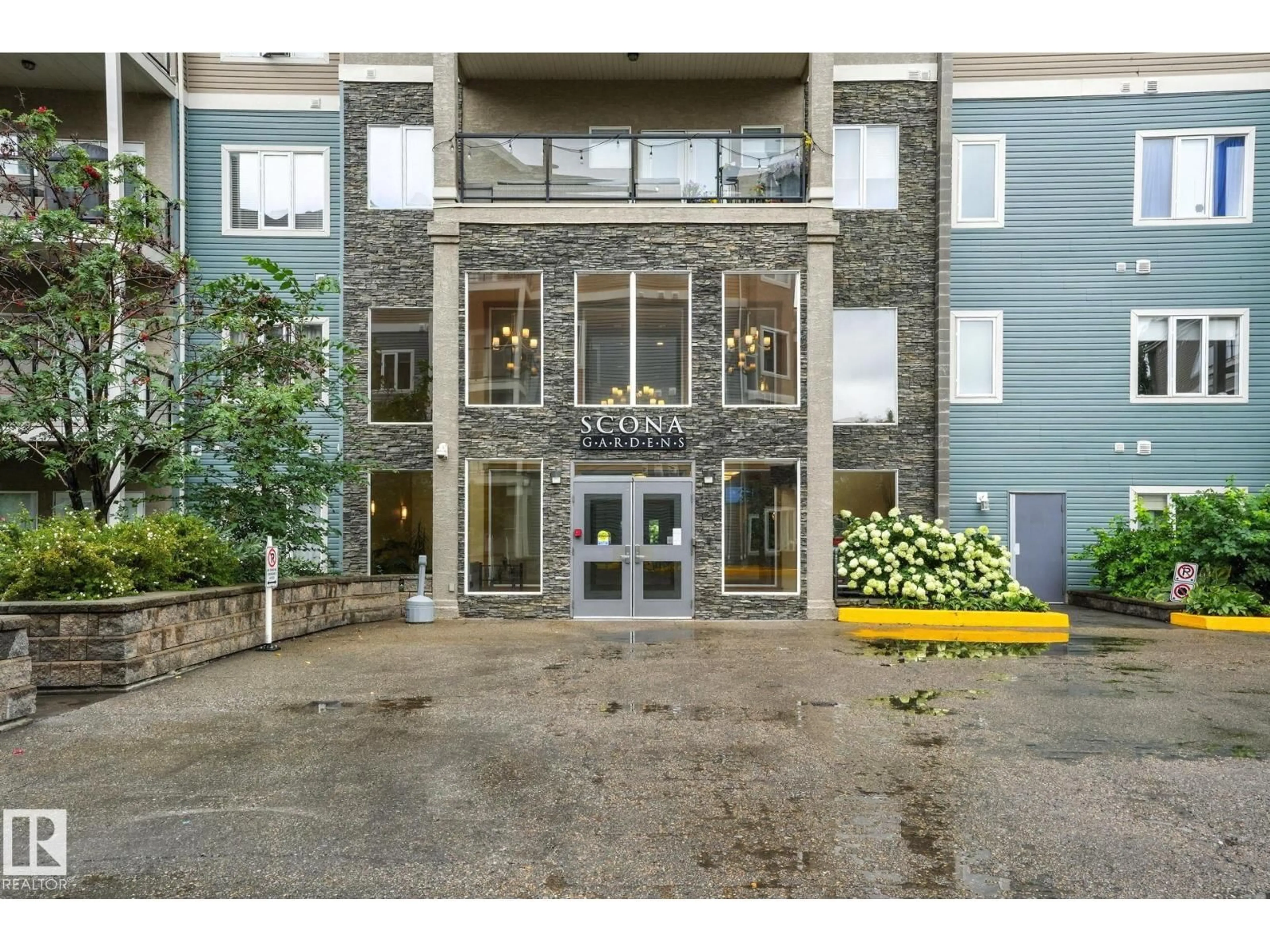 Indoor foyer for #140 - 10121 80 AV, Edmonton Alberta T6B0E9