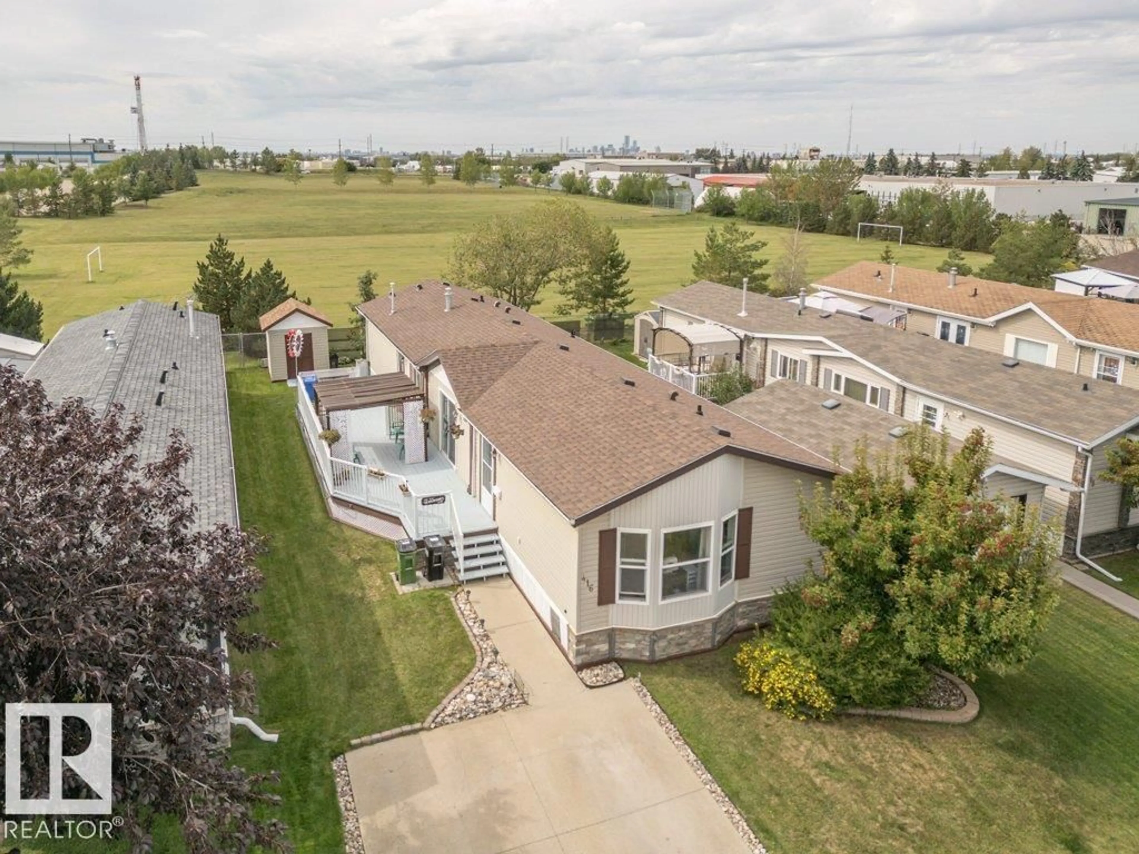 A pic from outside/outdoor area/front of a property/back of a property/a pic from drone, water/lake/river/ocean view for 416 OAK WOOD CR, Edmonton Alberta T6P0B2
