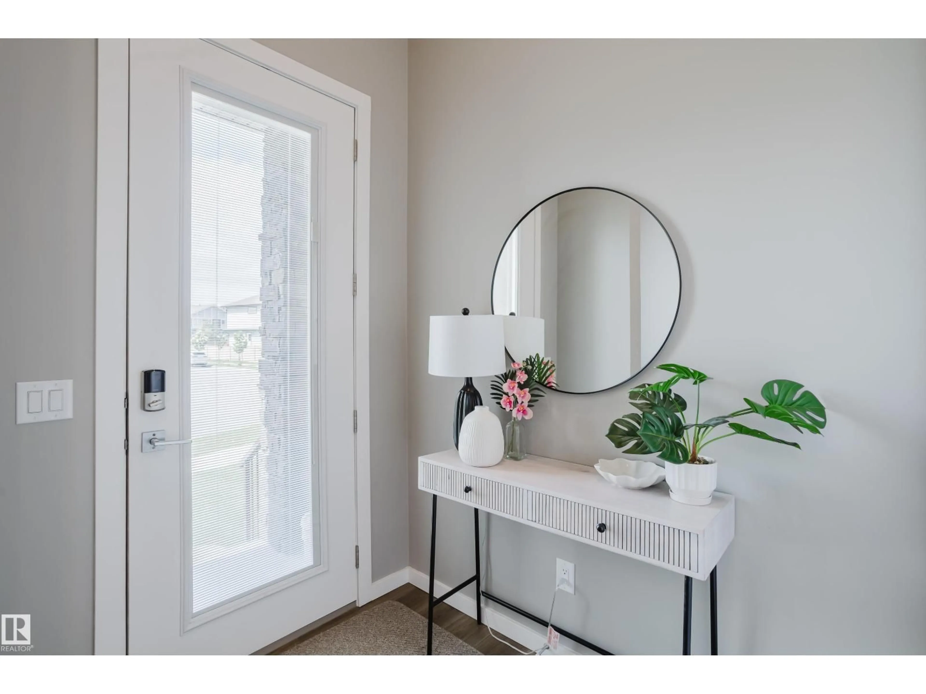 Indoor entryway for 411 37 AV, Edmonton Alberta T6T2L7