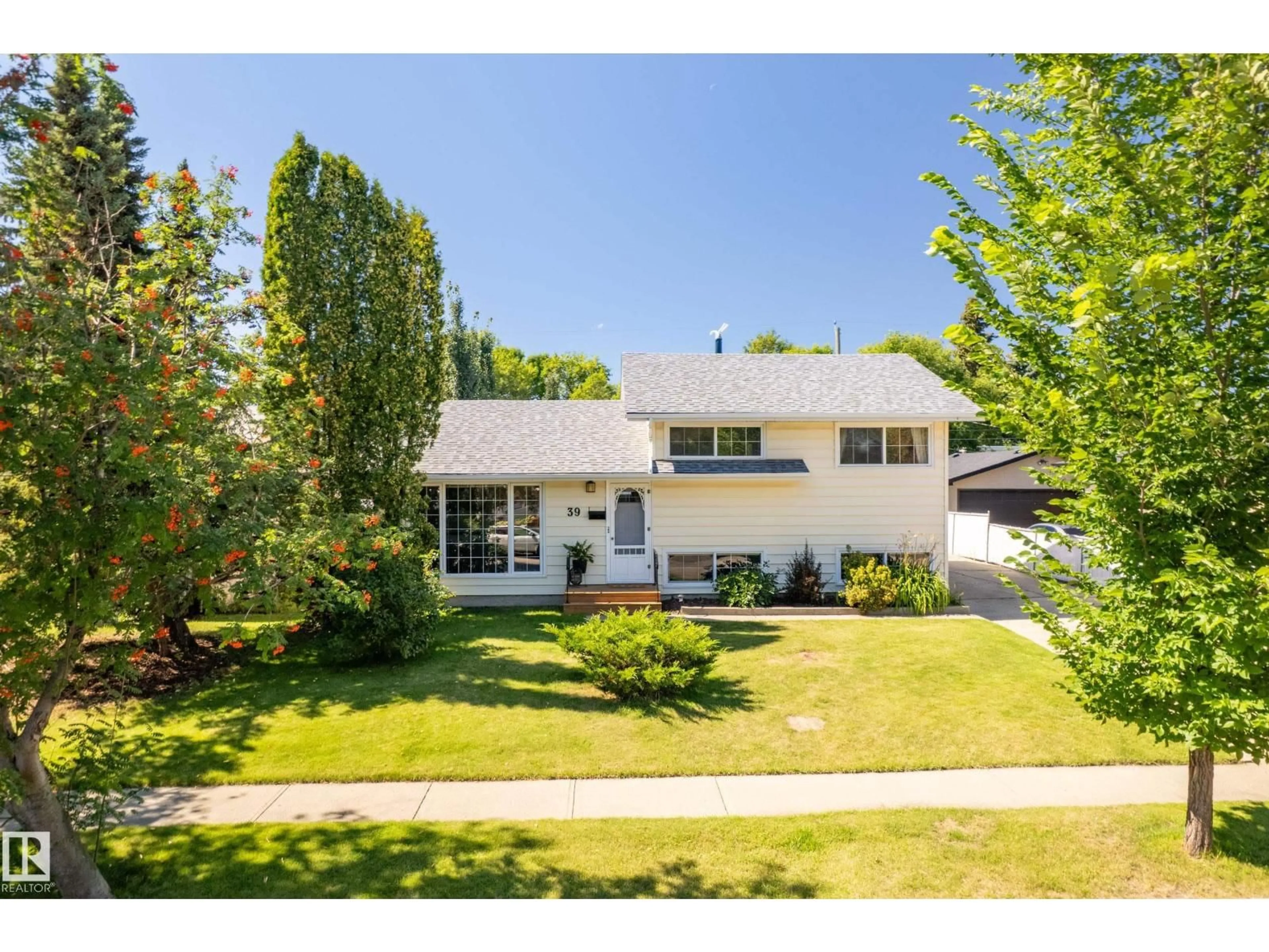 A pic from outside/outdoor area/front of a property/back of a property/a pic from drone, street for 39 SALISBURY AV, St. Albert Alberta T8N0M2