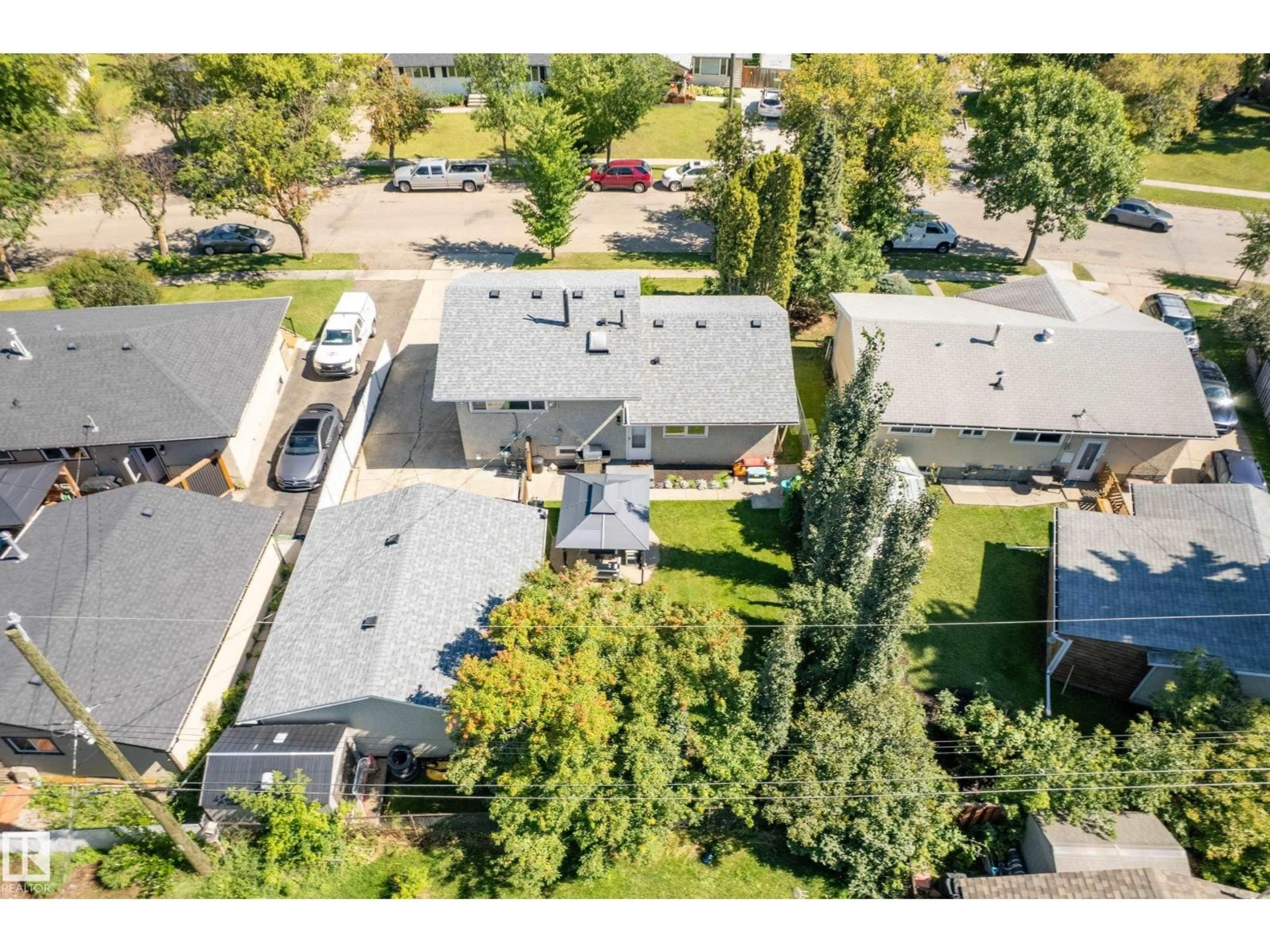 A pic from outside/outdoor area/front of a property/back of a property/a pic from drone, street for 39 SALISBURY AV, St. Albert Alberta T8N0M2