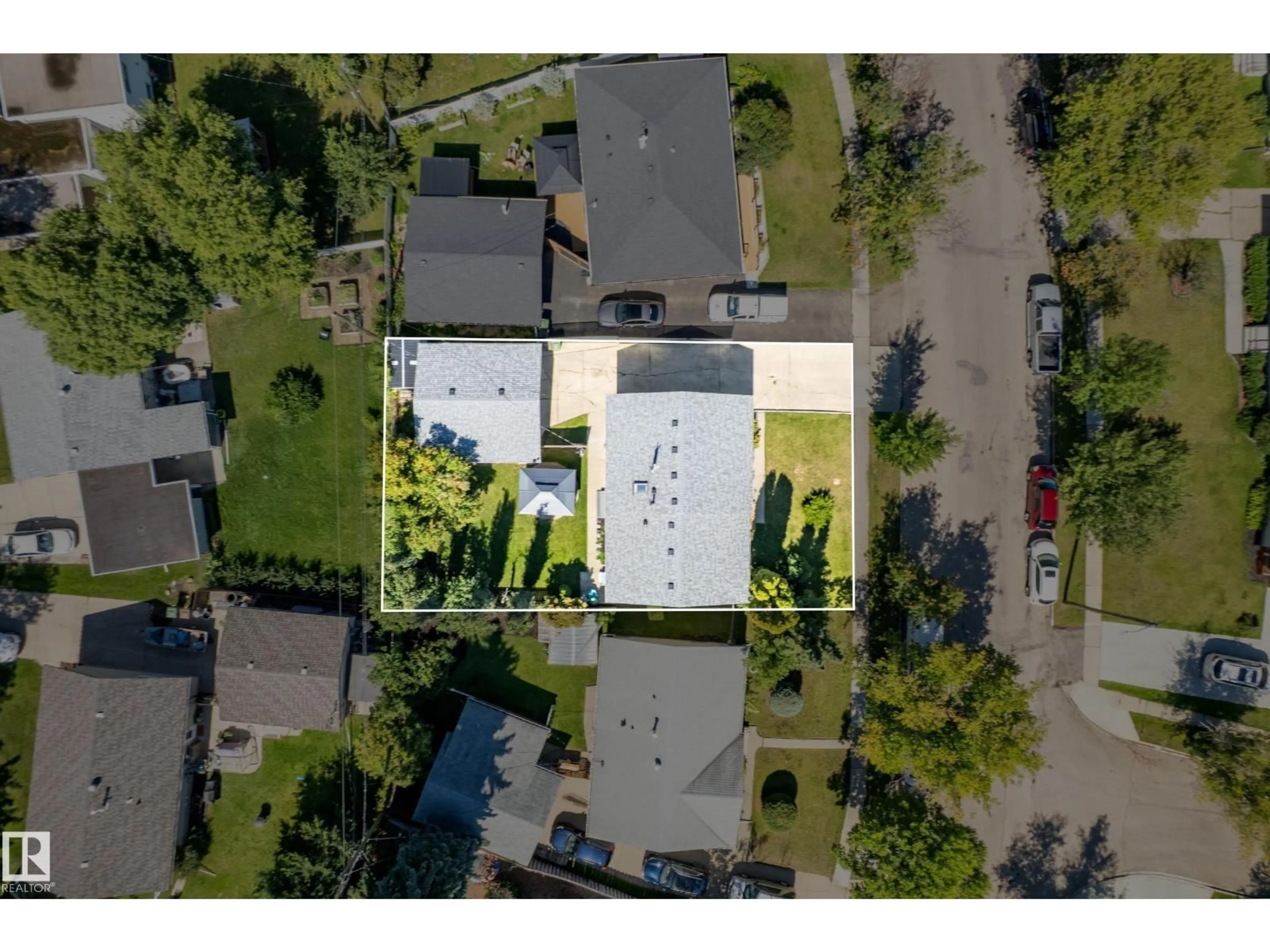 A pic from outside/outdoor area/front of a property/back of a property/a pic from drone, street for 39 SALISBURY AV, St. Albert Alberta T8N0M2