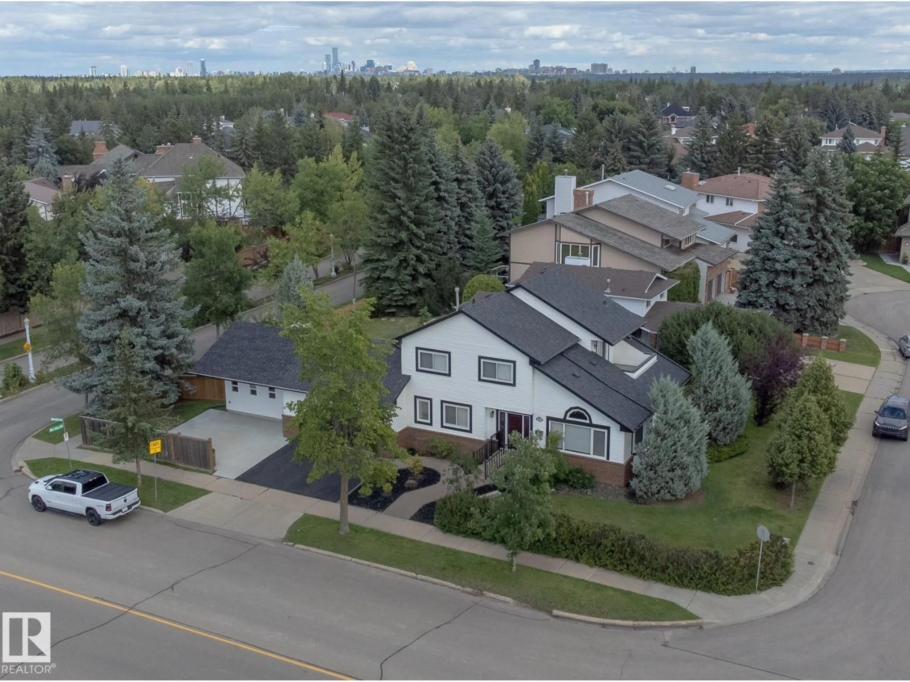 A pic from outside/outdoor area/front of a property/back of a property/a pic from drone, street for 843 WANYANDI RD, Edmonton Alberta T5T2X3