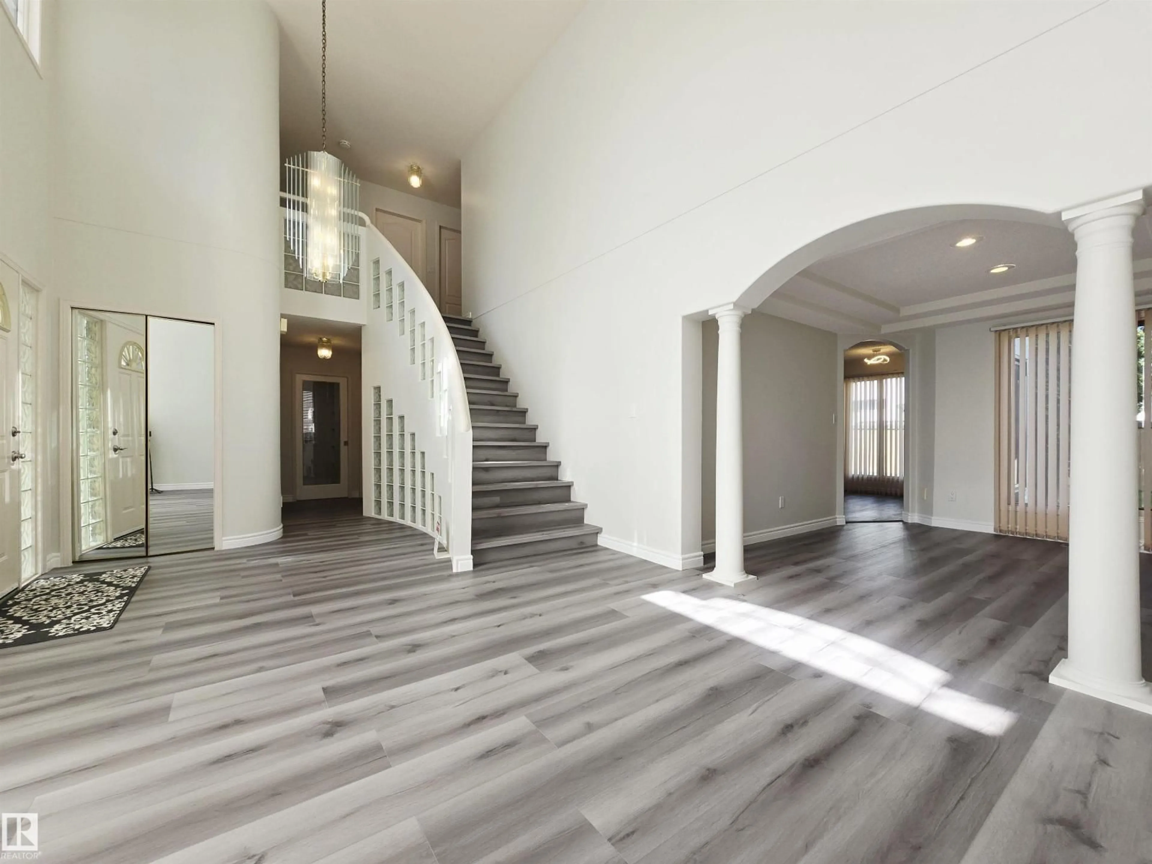 Indoor foyer for 738 BURTON CR, Edmonton Alberta T6R2J3