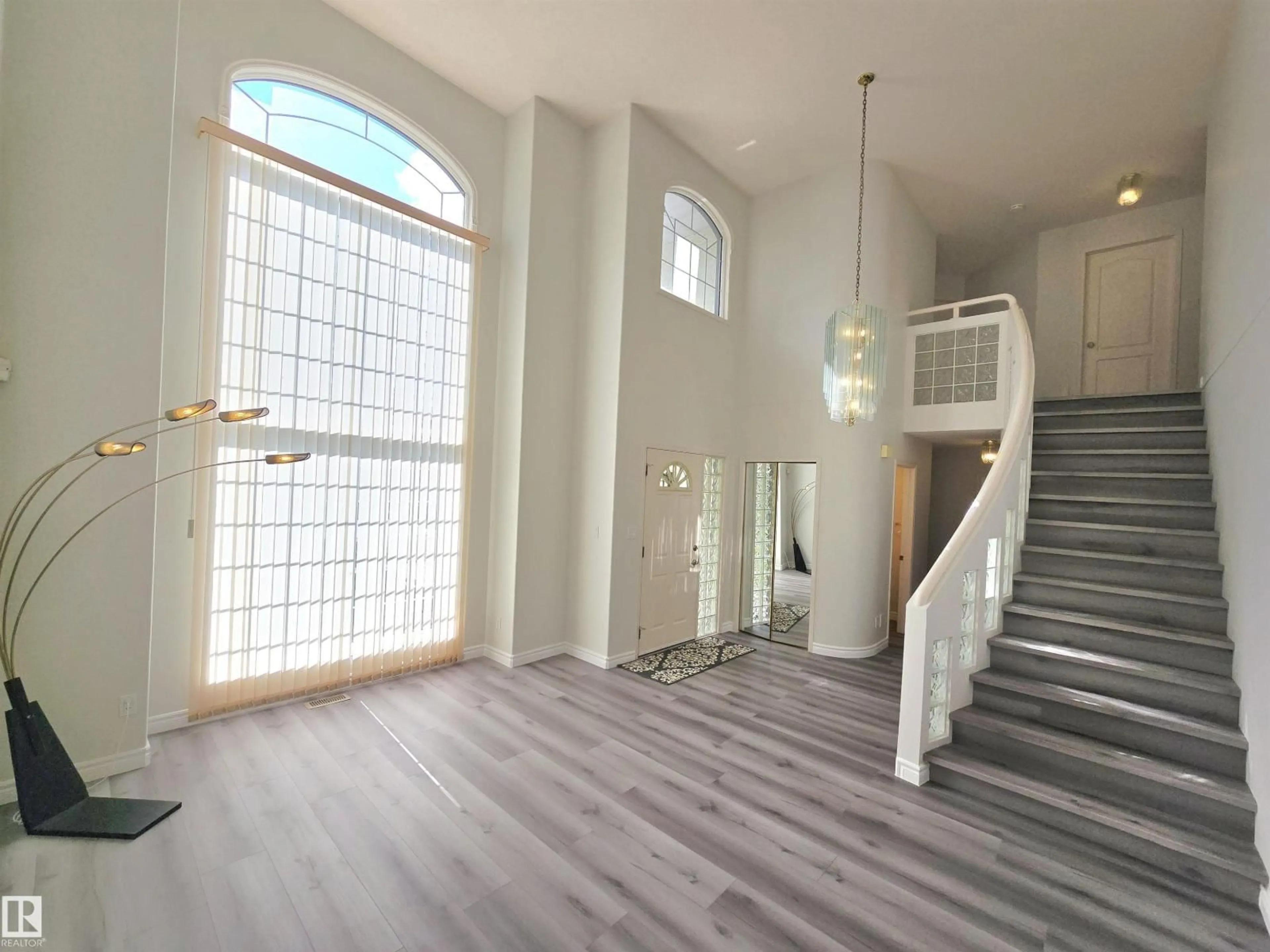 Indoor foyer for 738 BURTON CR, Edmonton Alberta T6R2J3