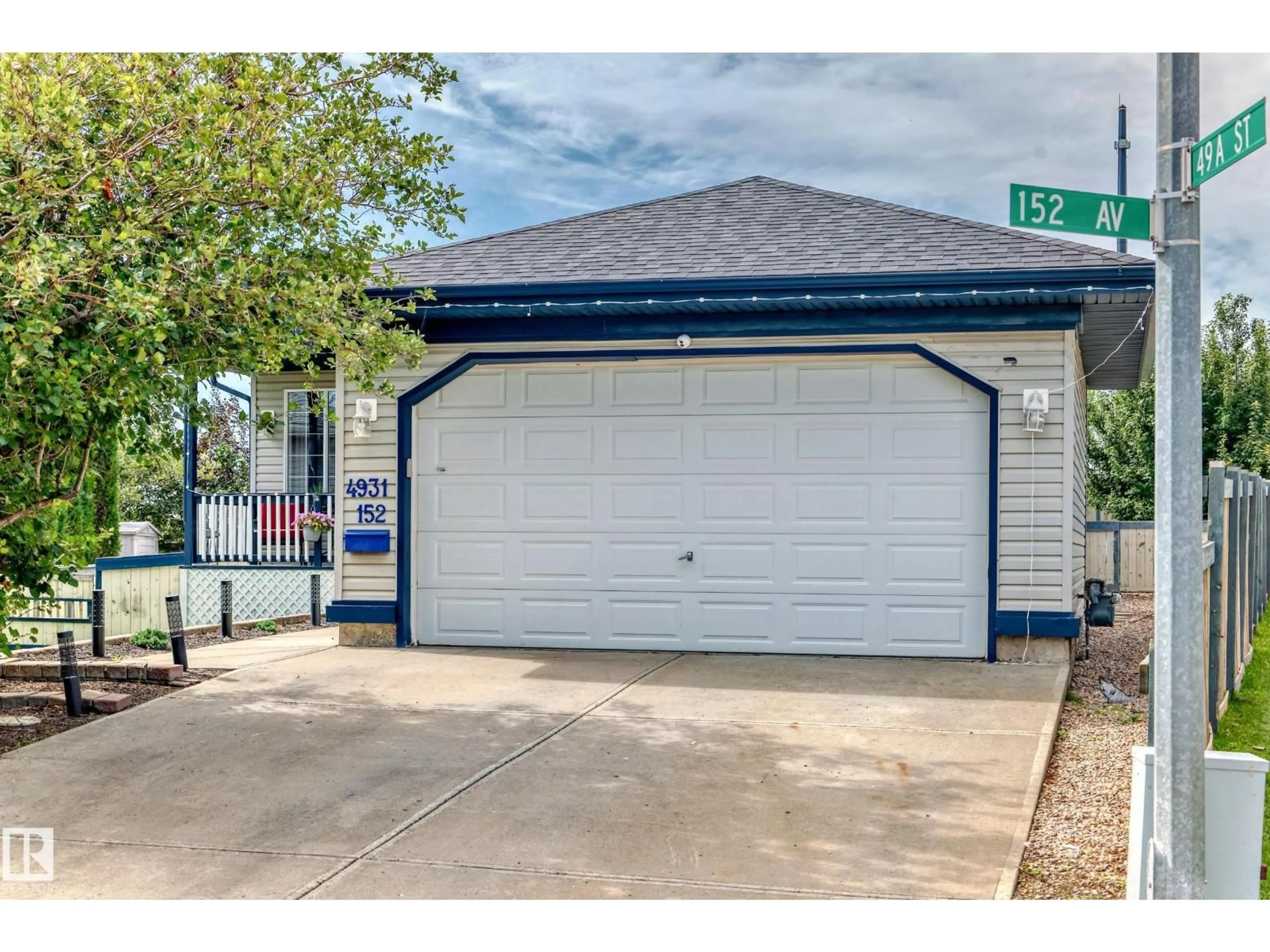 Indoor garage for 4931 152 AVE, Edmonton Alberta T5Y3C2