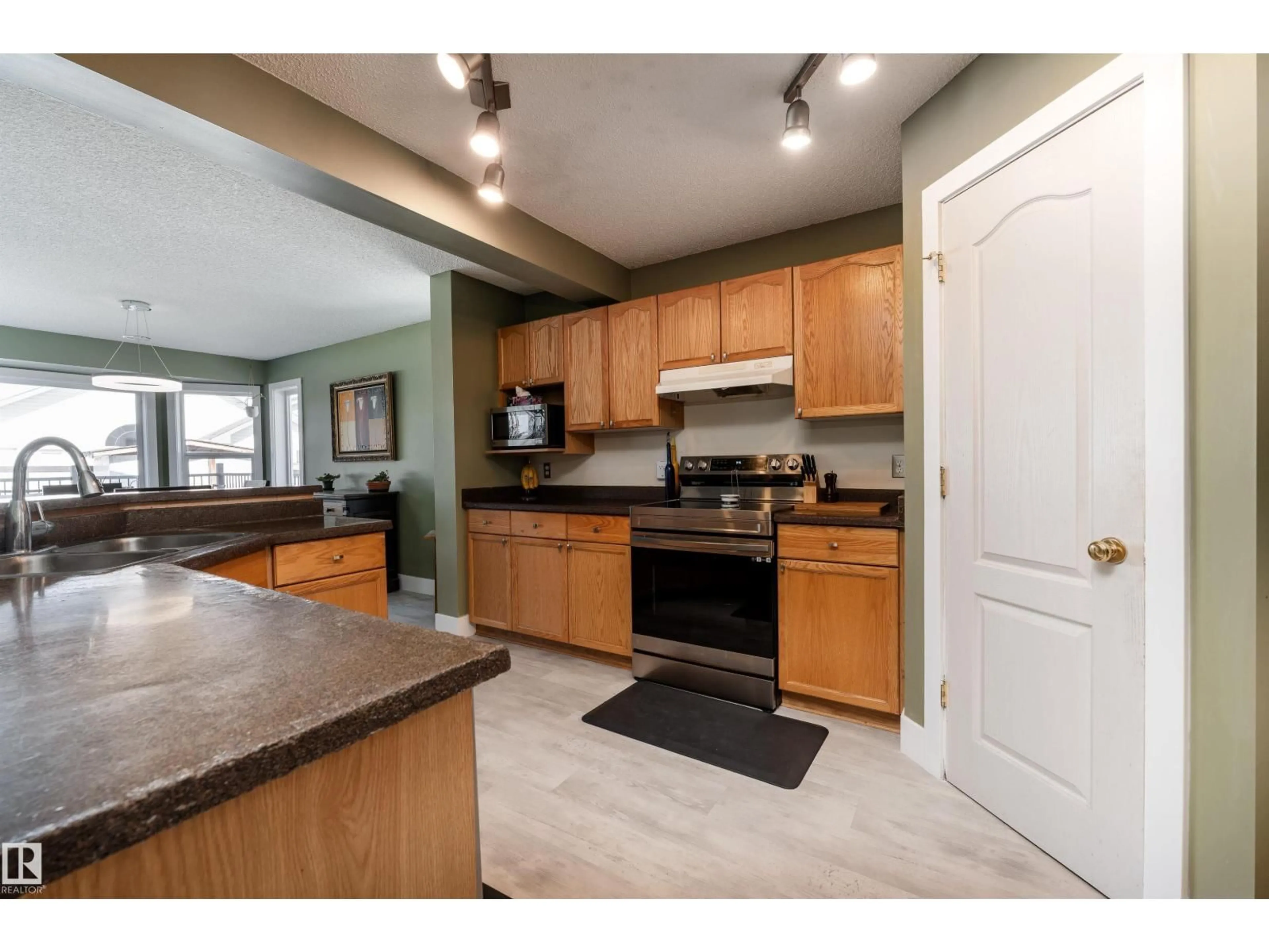 Standard kitchen, unknown for 16108 130 ST NW, Edmonton Alberta T6V1S9