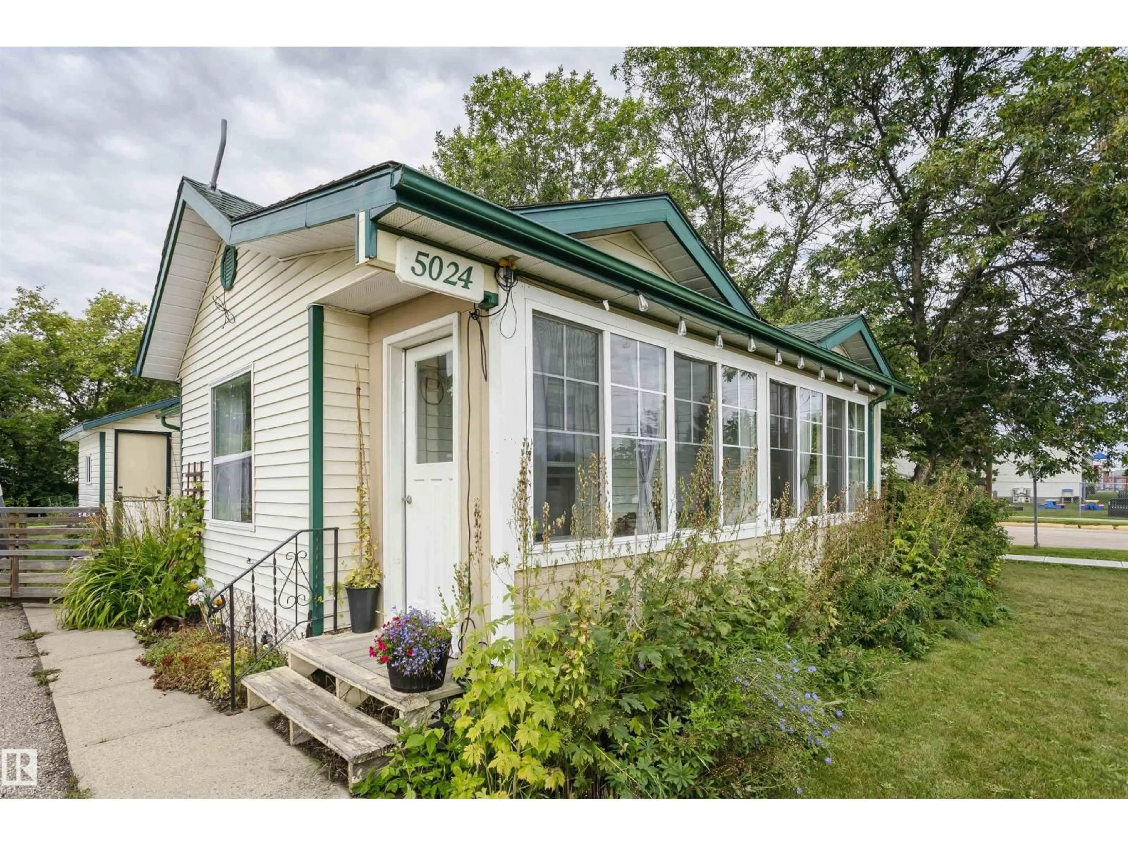 Home with vinyl exterior material, unknown for 5024 46 ST, Legal Alberta T0G1L0