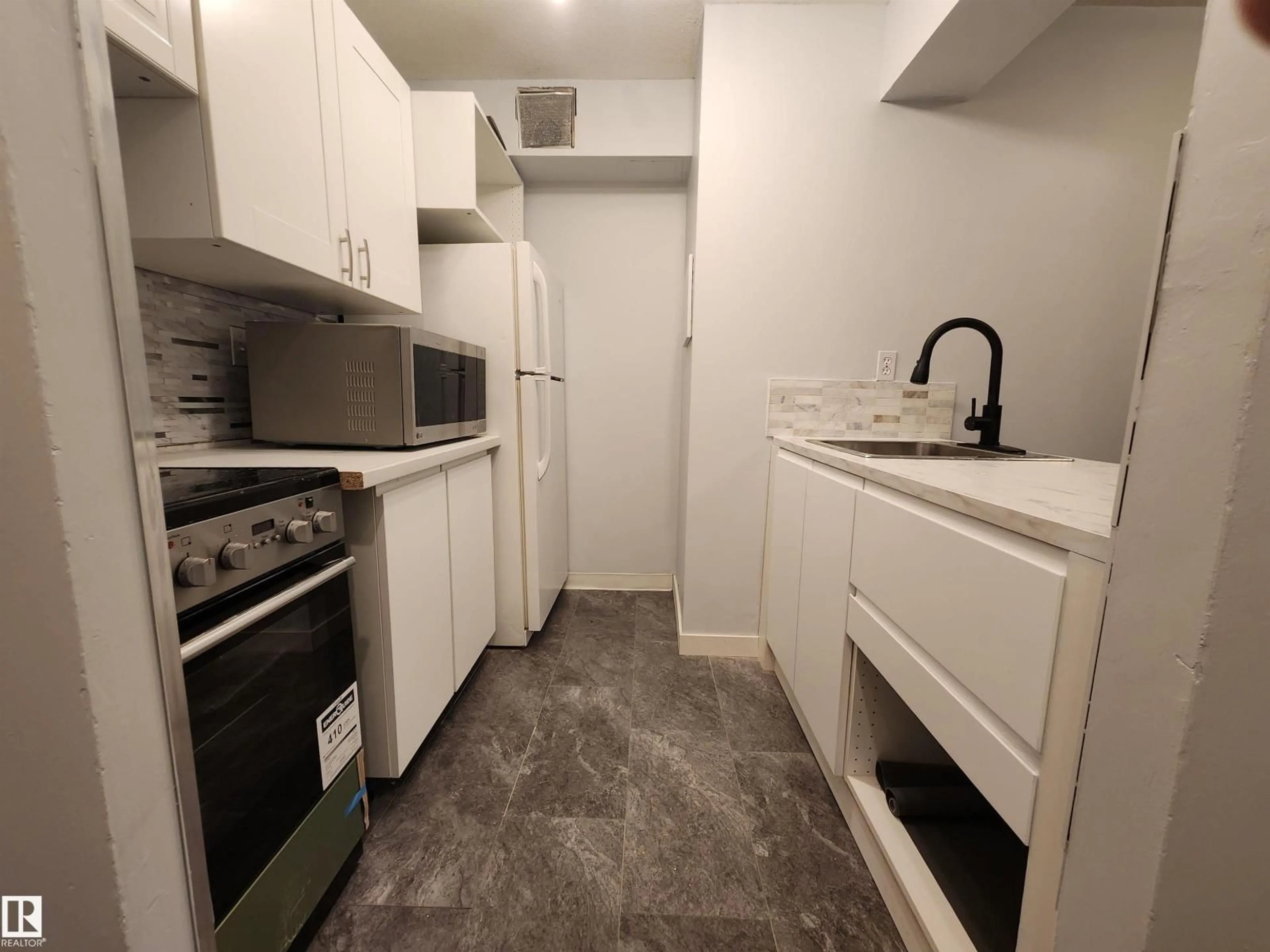 Standard kitchen, unknown for 207 - 10160 114 ST, Edmonton Alberta T5K2L2