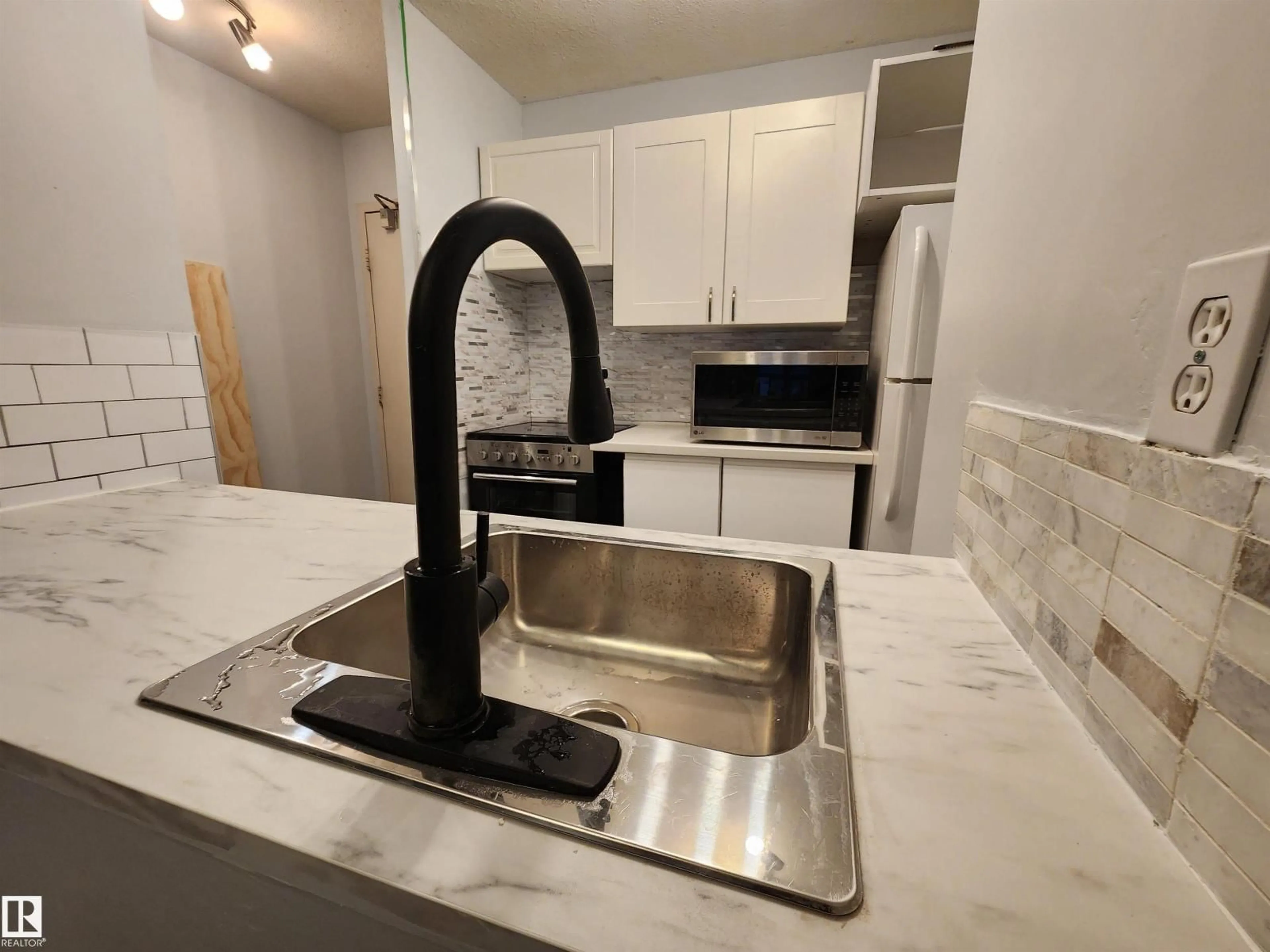 Standard kitchen, ceramic/tile floor for 207 - 10160 114 ST, Edmonton Alberta T5K2L2