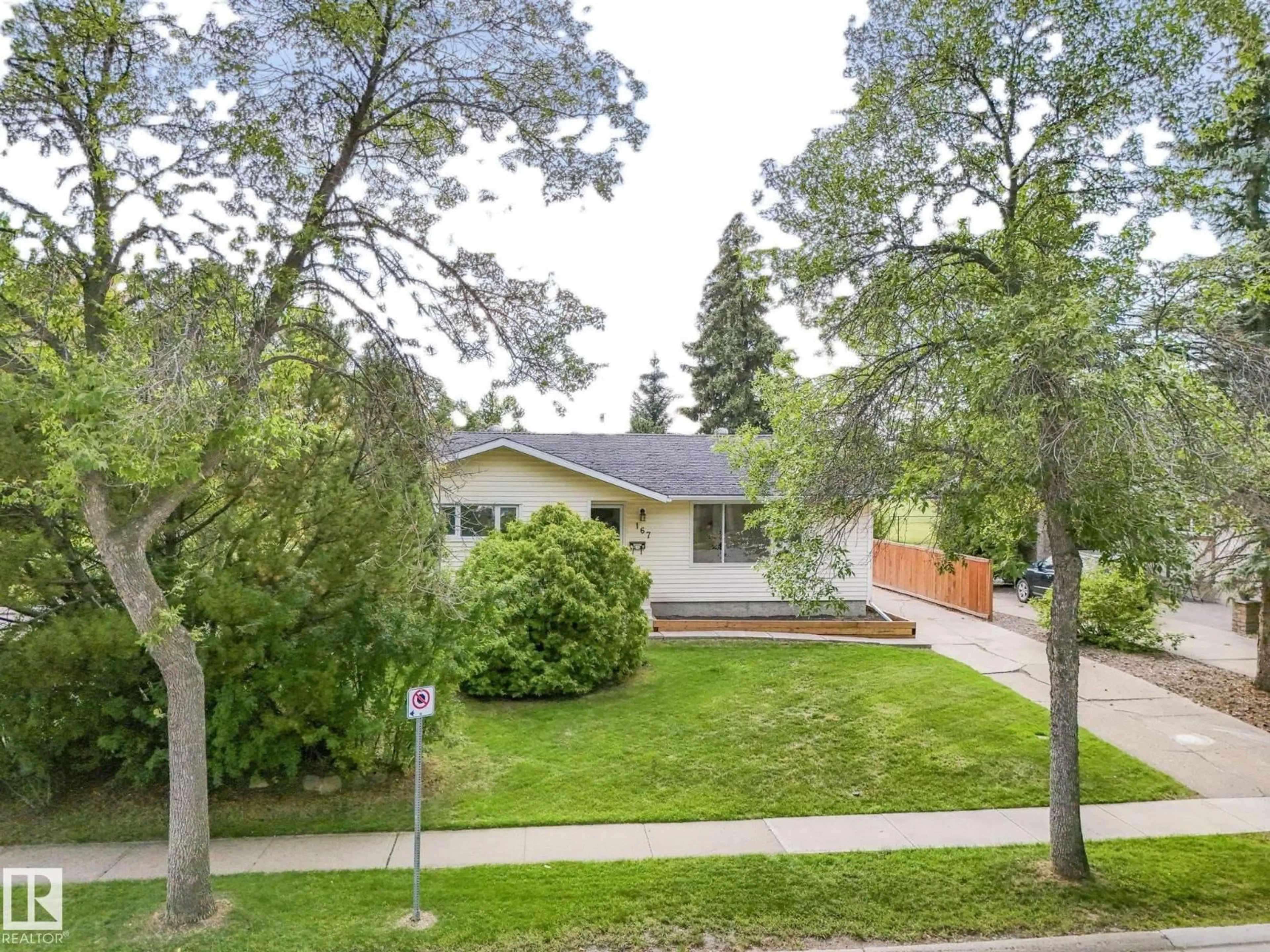 A pic from outside/outdoor area/front of a property/back of a property/a pic from drone, street for 167 LAROSE DR, St. Albert Alberta T8N2G7
