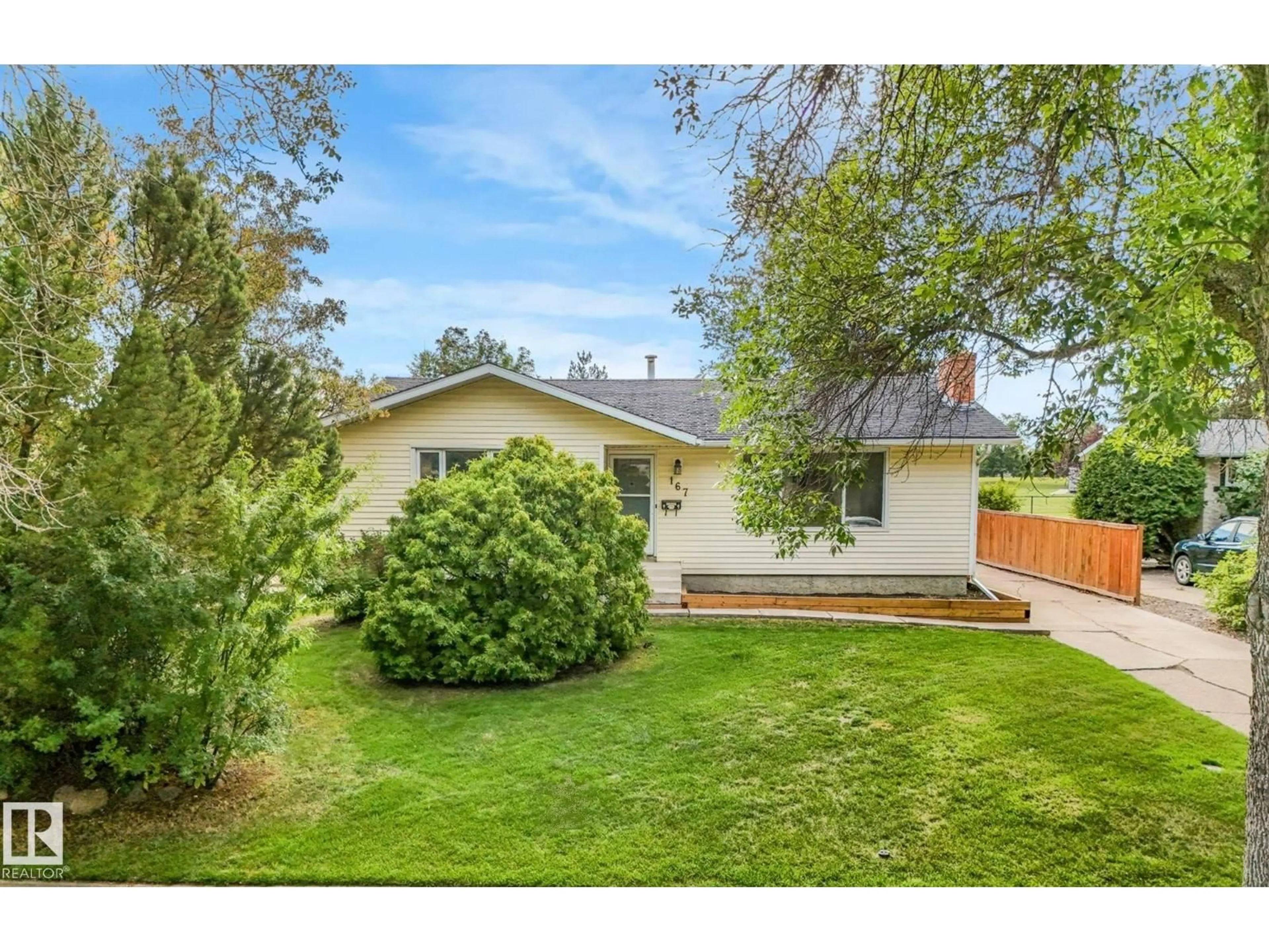 A pic from outside/outdoor area/front of a property/back of a property/a pic from drone, street for 167 LAROSE DR, St. Albert Alberta T8N2G7