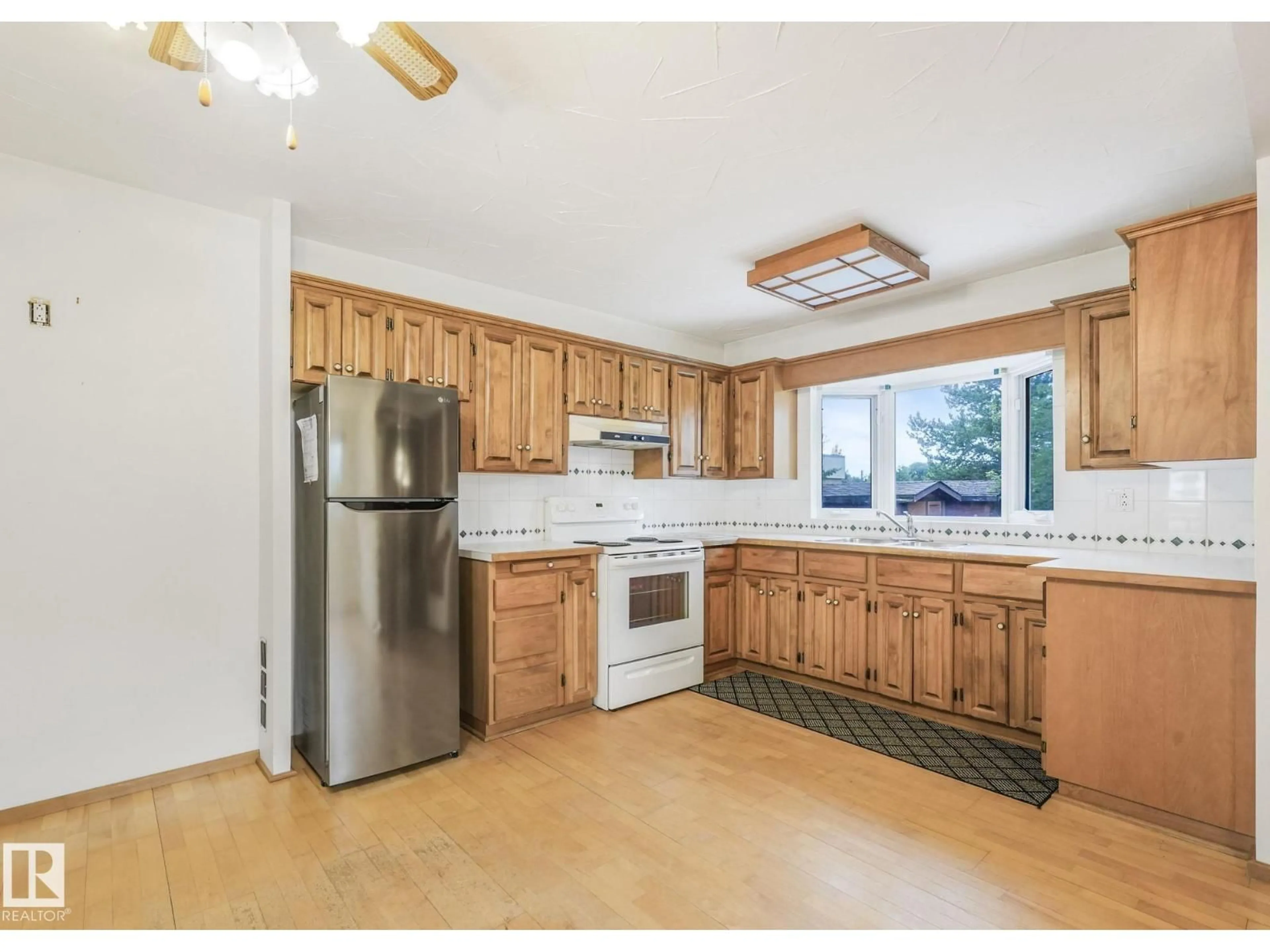 Standard kitchen, unknown for 167 LAROSE DR, St. Albert Alberta T8N2G7
