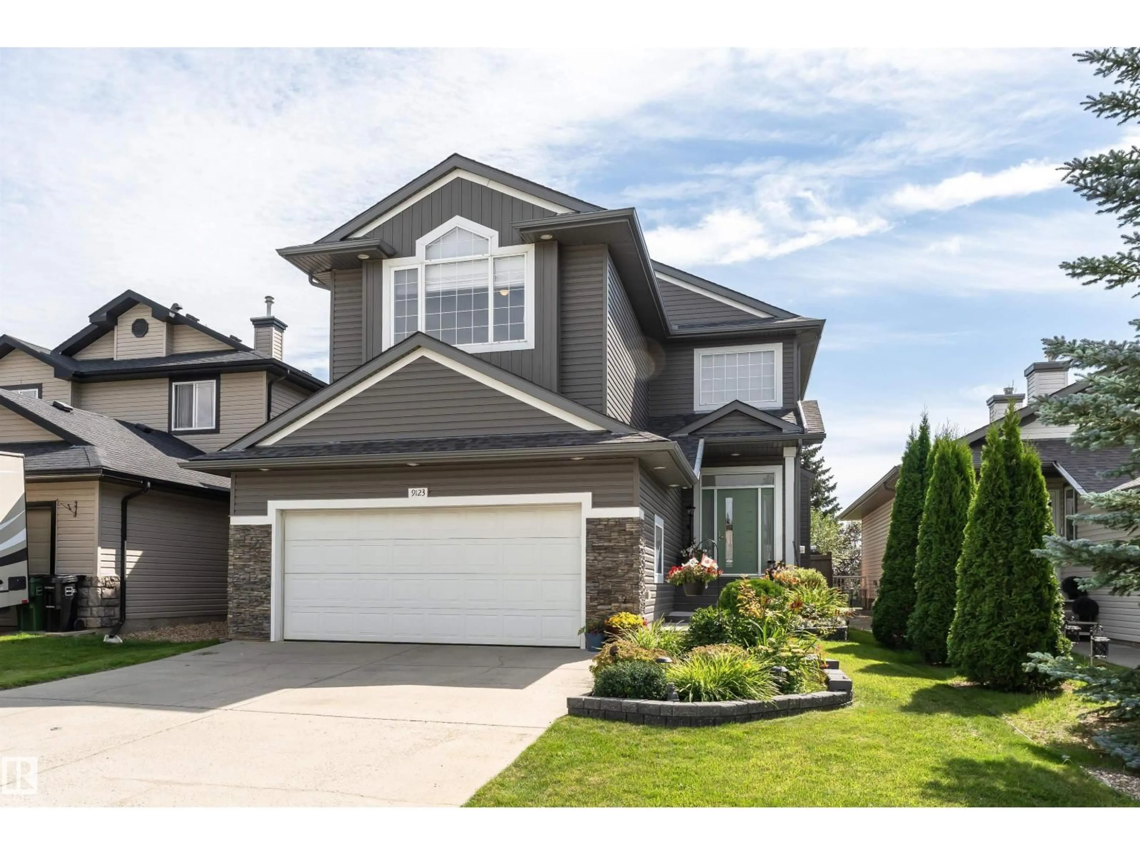 Home with vinyl exterior material, street for NW - 9123 210 ST, Edmonton Alberta T5T6X2