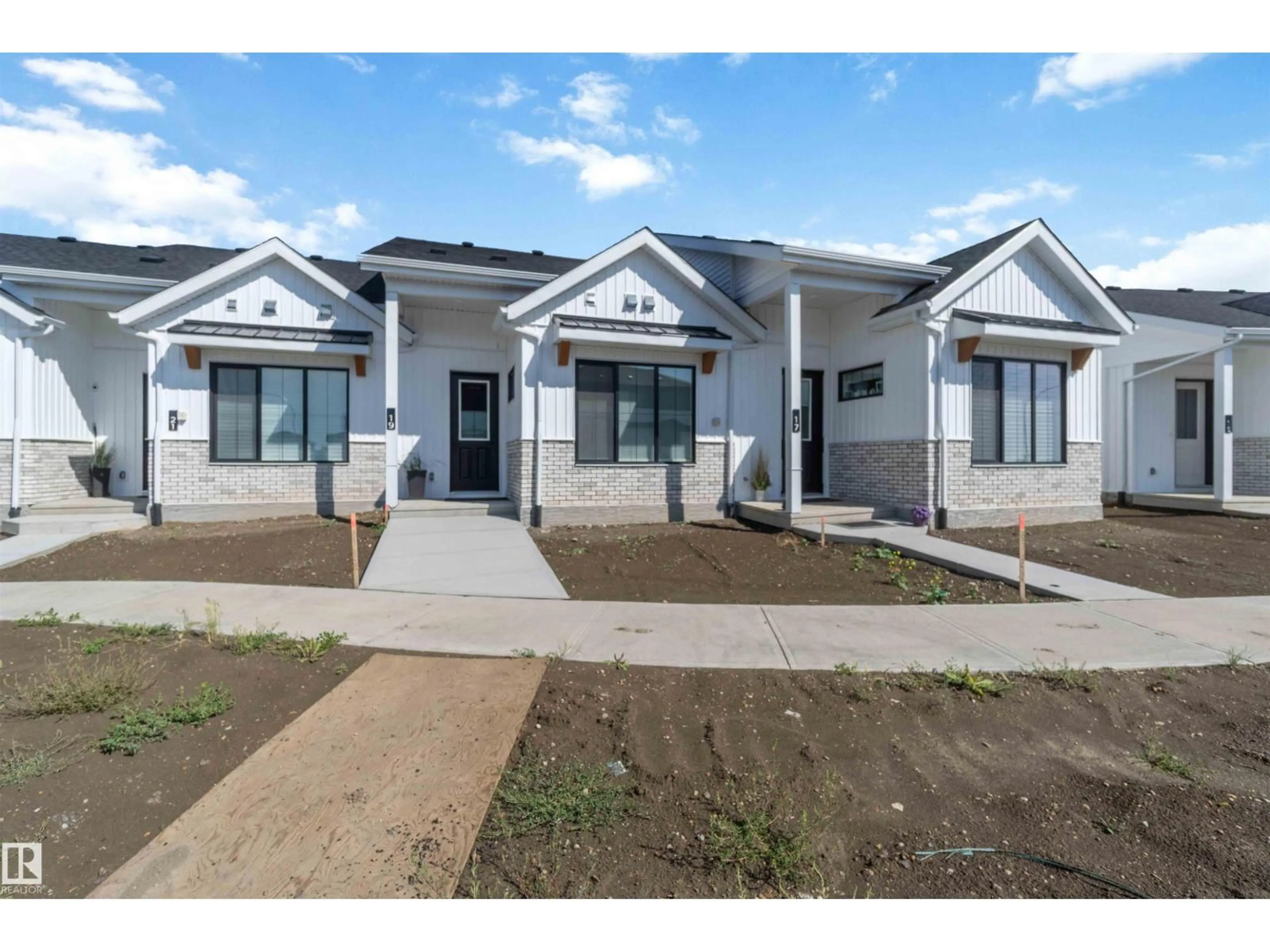Home with vinyl exterior material, street for 19 DEER MEADOW, Fort Saskatchewan Alberta T8L0X9