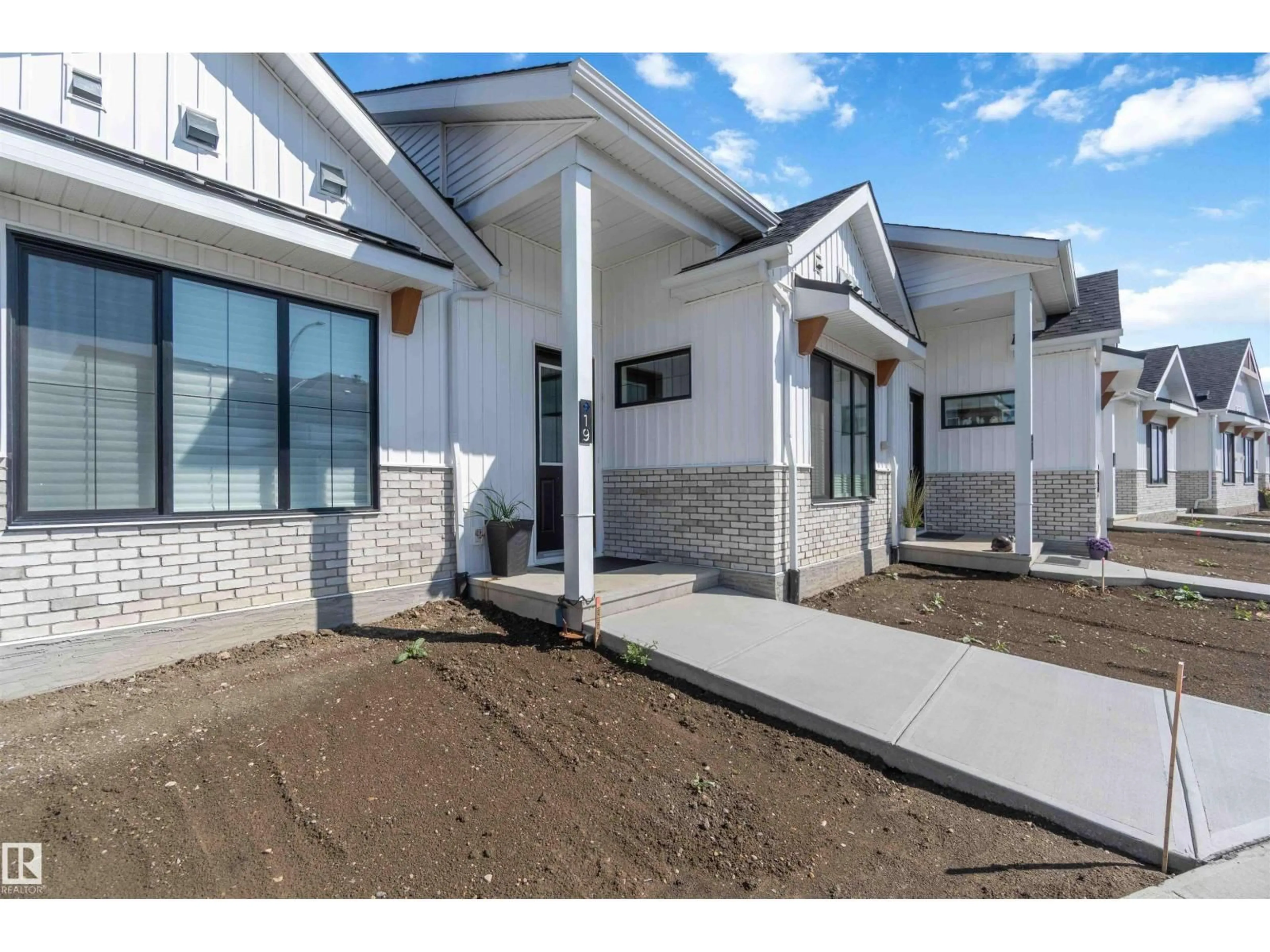 Home with vinyl exterior material, street for 19 DEER MEADOW, Fort Saskatchewan Alberta T8L0X9