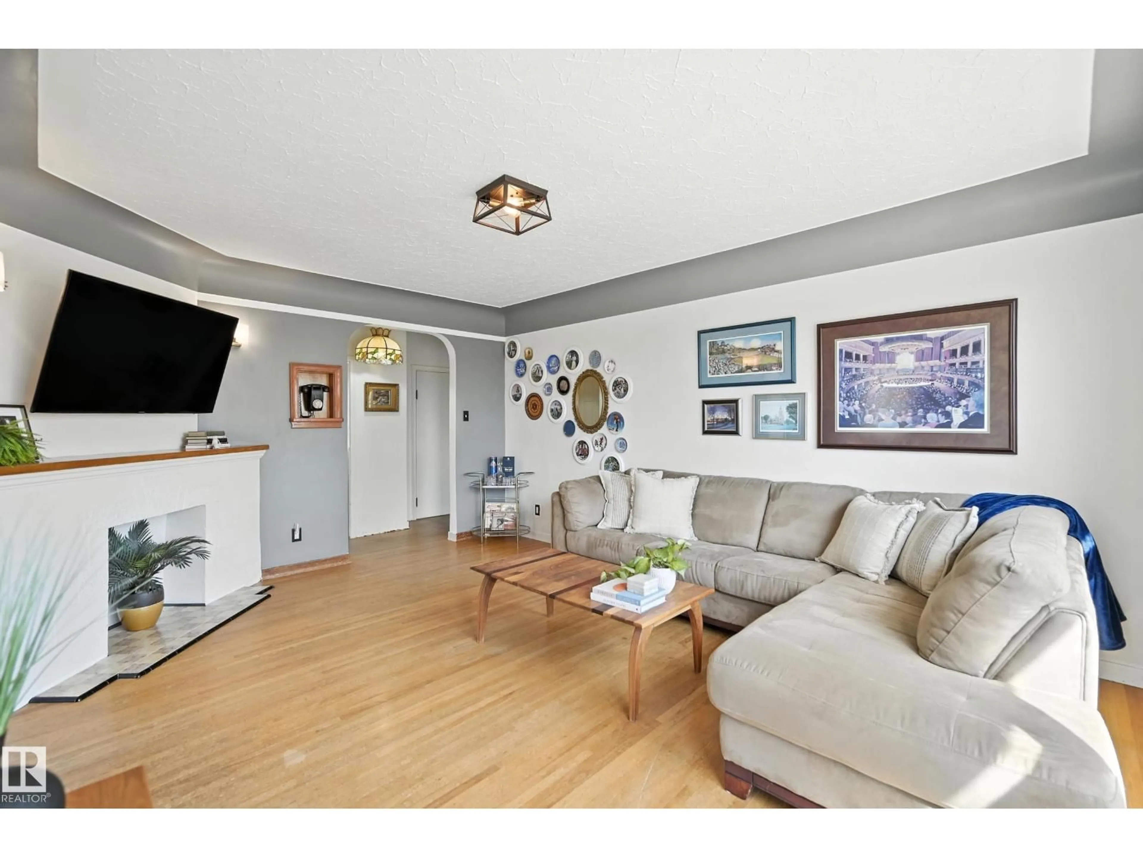 Living room with furniture, wood/laminate floor for NW - 11316 113 ST, Edmonton Alberta T5G2V2