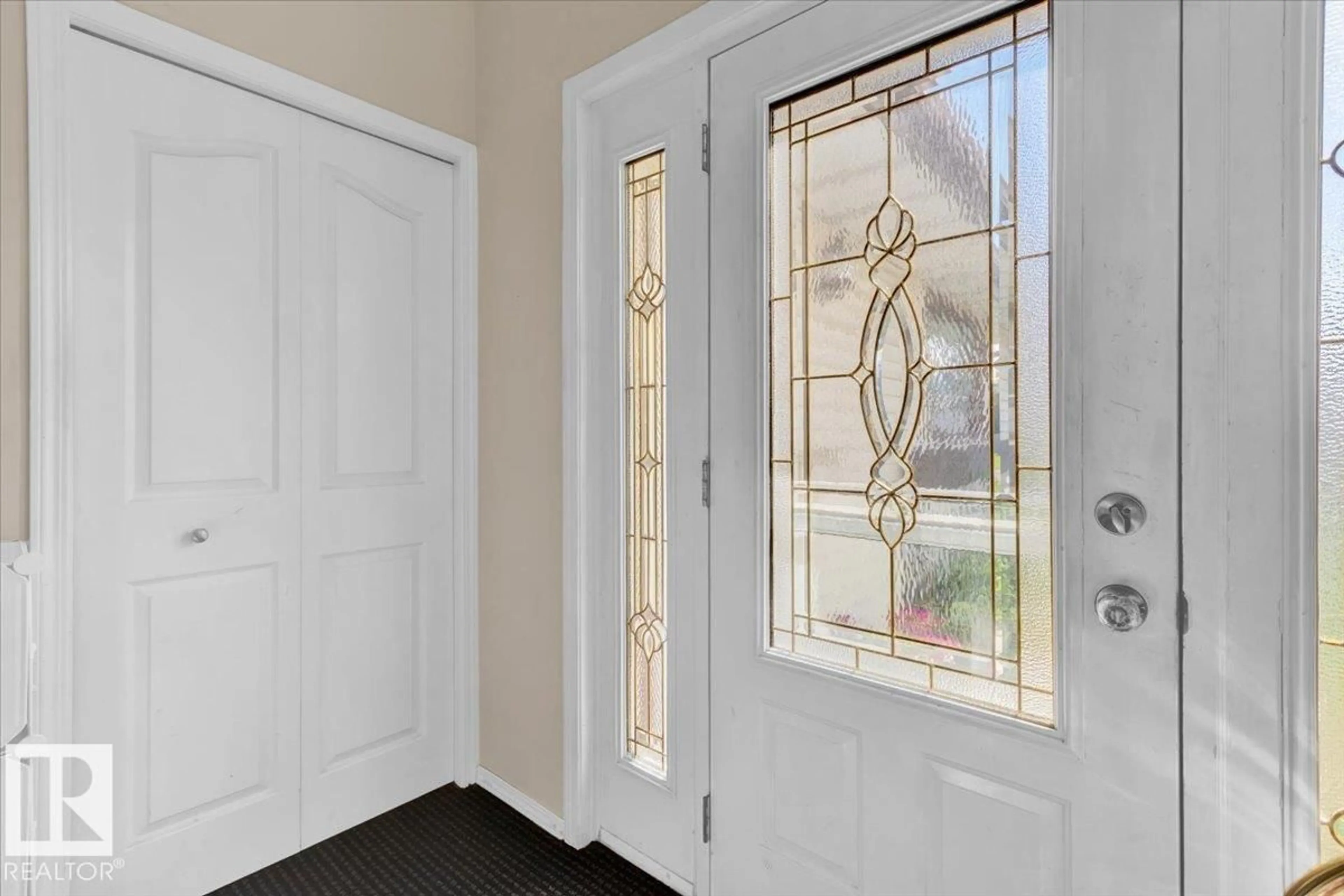 Indoor entryway for 18516 96 AV, Edmonton Alberta T5T4M4