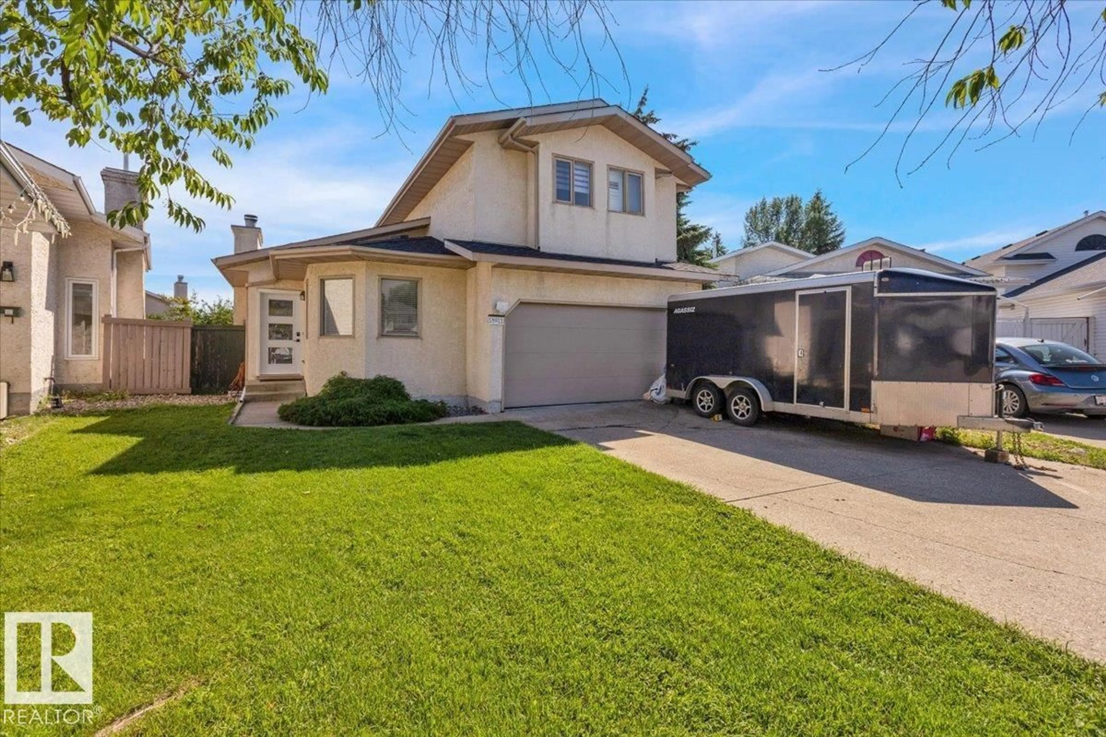 Home with vinyl exterior material, street for 18911 58 AV, Edmonton Alberta T6M2G6