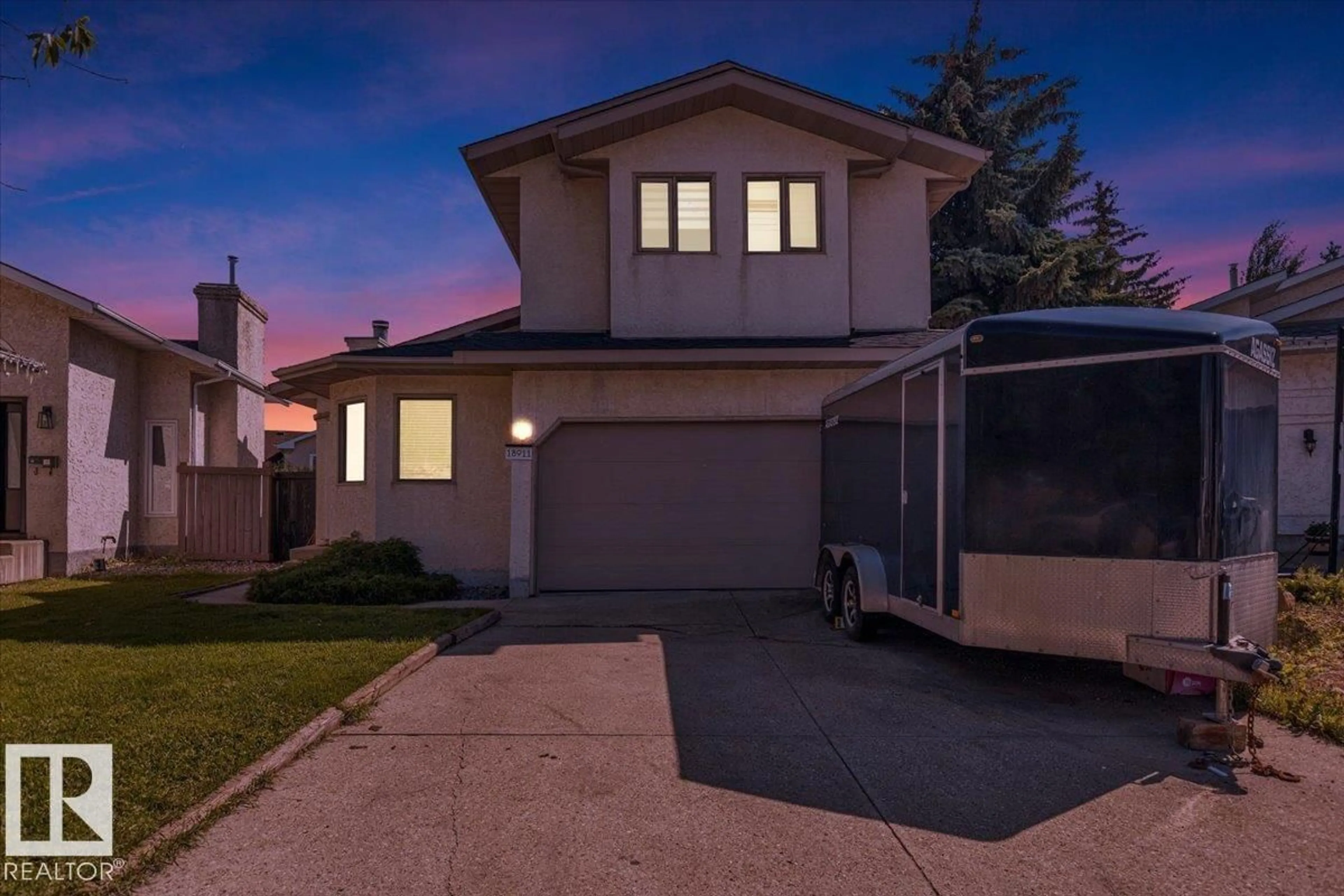 Home with vinyl exterior material, street for 18911 58 AV, Edmonton Alberta T6M2G6