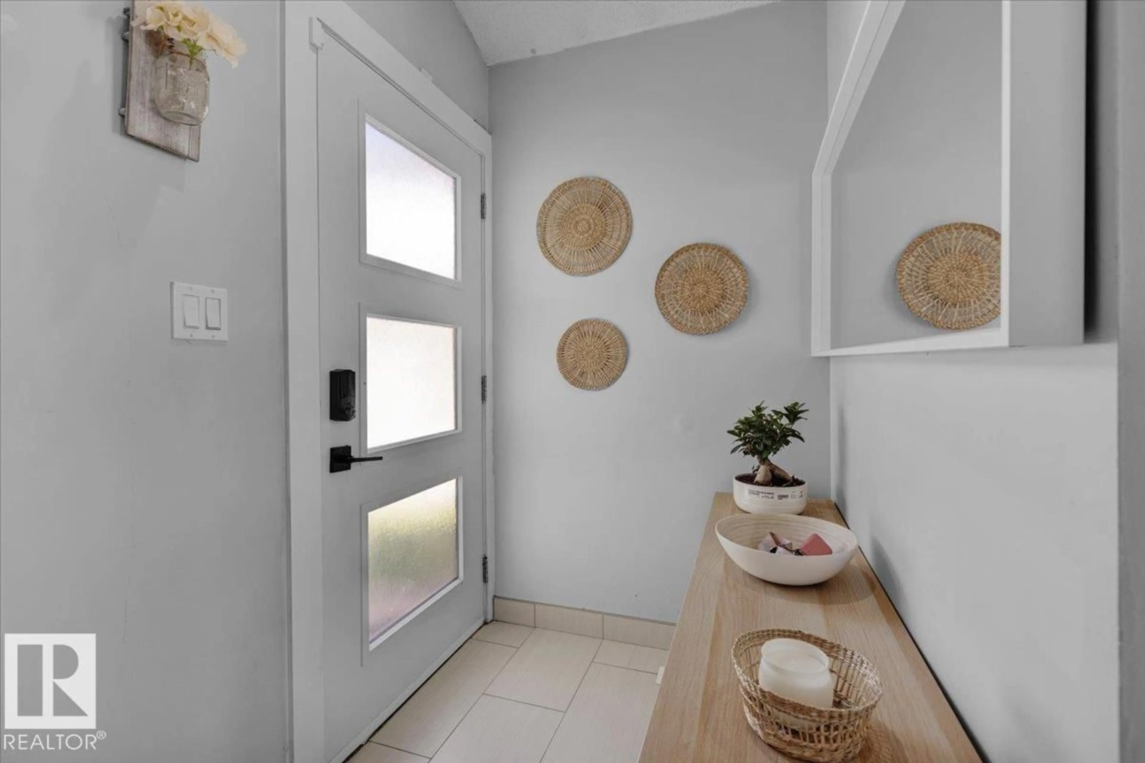 Indoor entryway for 18911 58 AV, Edmonton Alberta T6M2G6