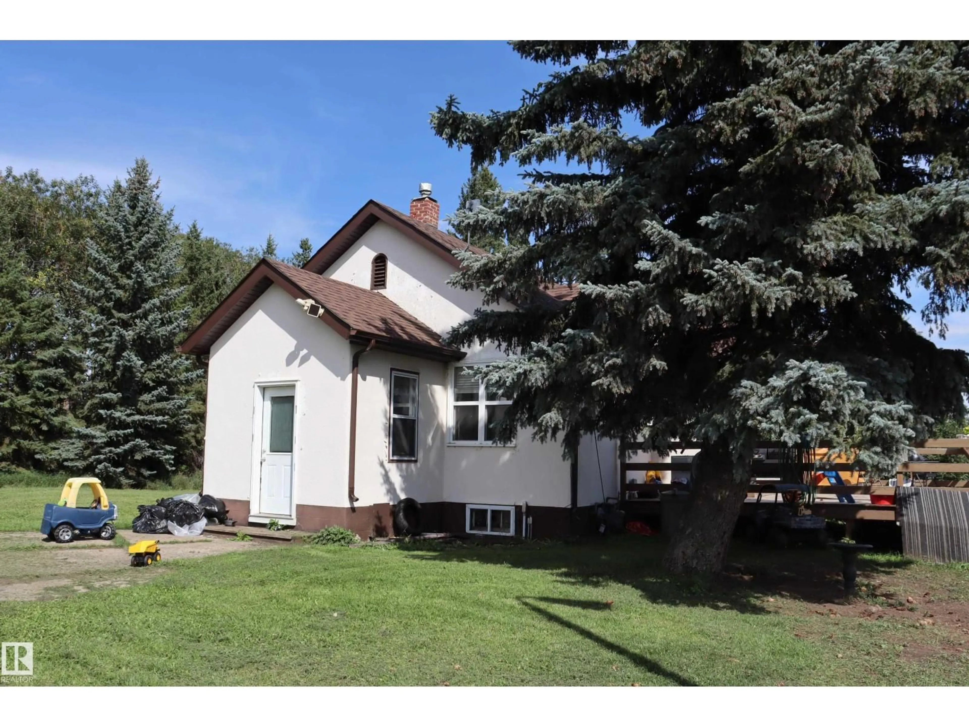 Home with vinyl exterior material, street for 473056 RGE.RD. 234, Rural Wetaskiwin County Alberta T9A1X1