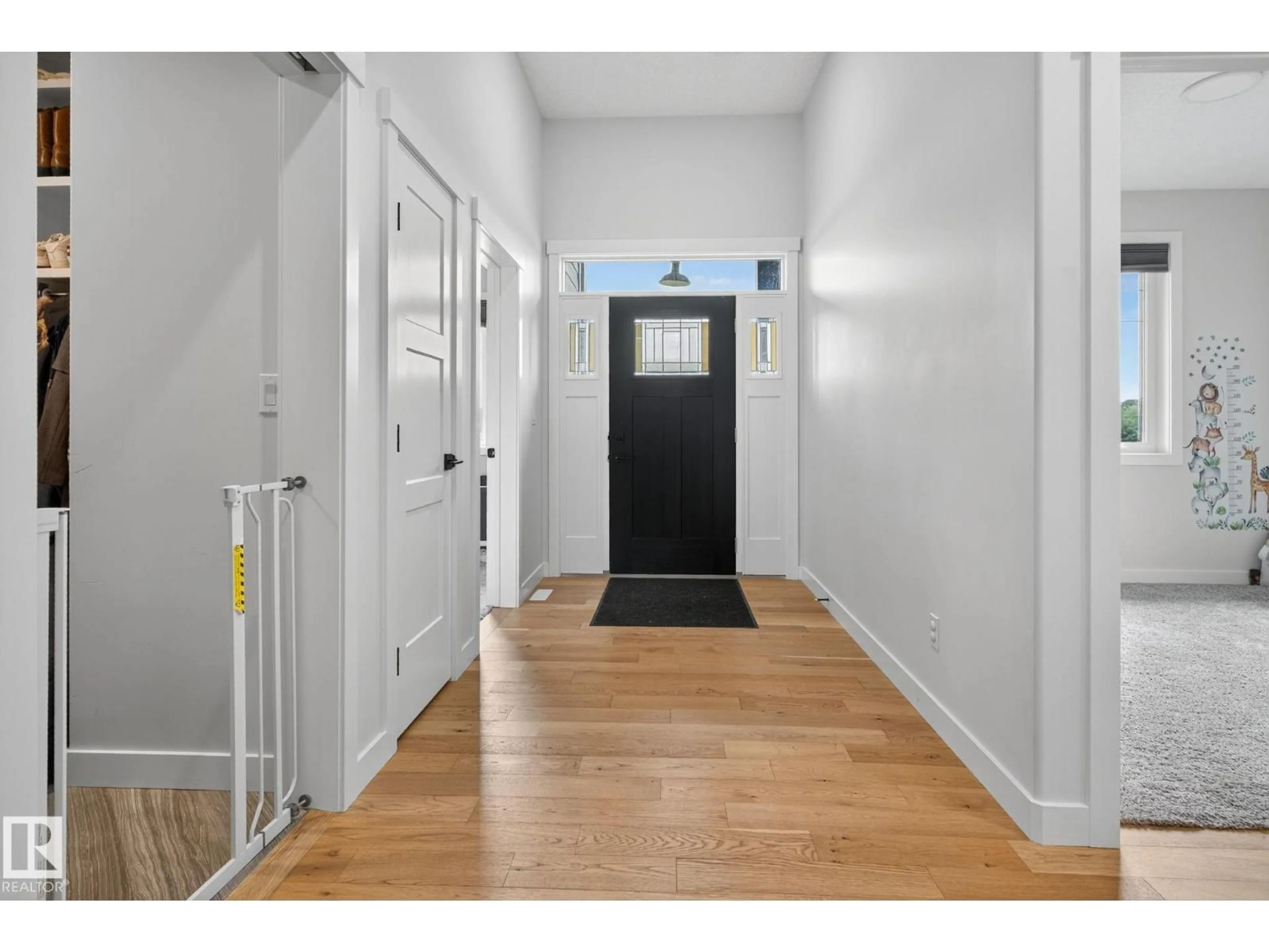 Indoor entryway for 2027 JUNIPER LN, Rural Parkland County Alberta T7Z0G8